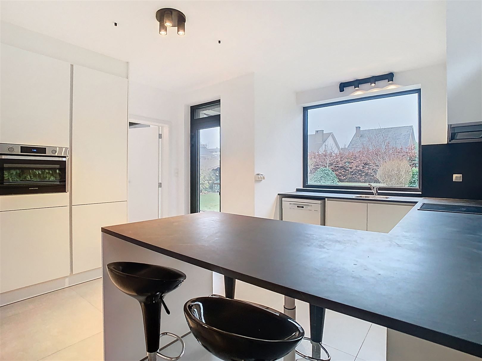 Villa in residentiële wijk met 4 slpks! foto 4