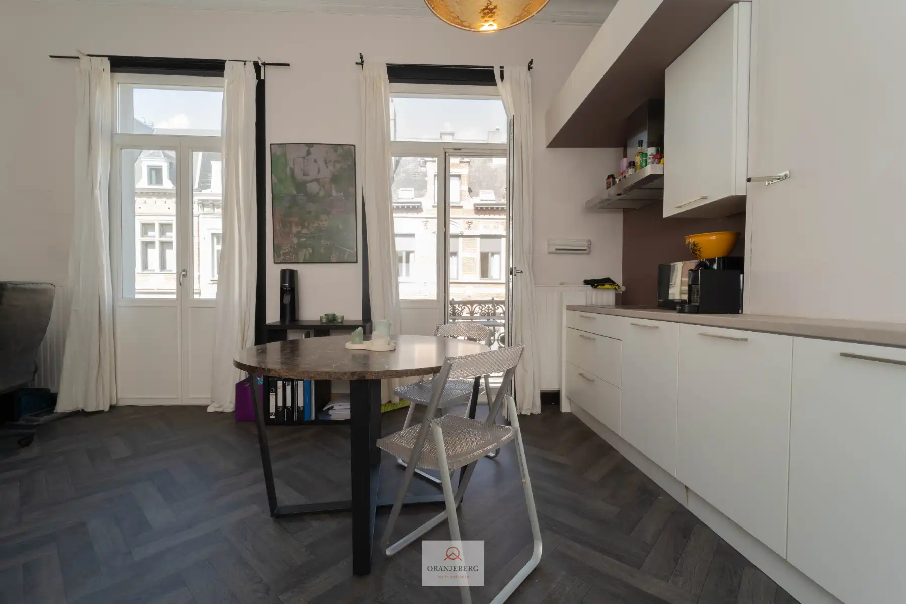 Charmant appartement in hartje stad met balkon foto 9