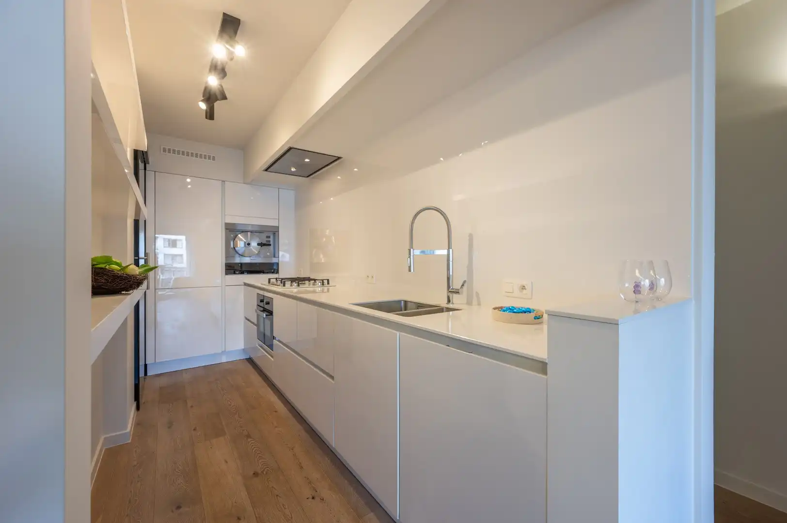 Lichtrijk 2-slaapkamer appartement met open zicht over het Abraham Hansplein. foto 13