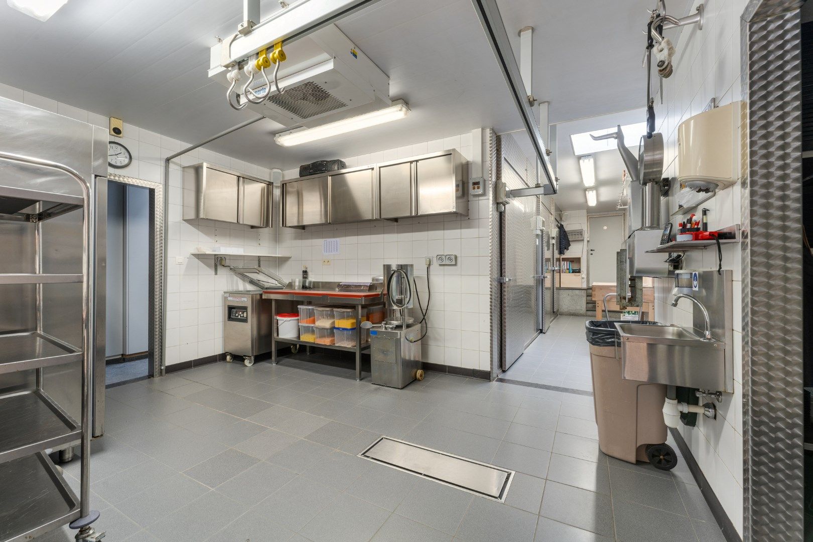 PRACHTIGE WONING MET EIKEN BIJGEBOUW | HANDELSRUIMTE & 4 GARAGES!!!  foto 23