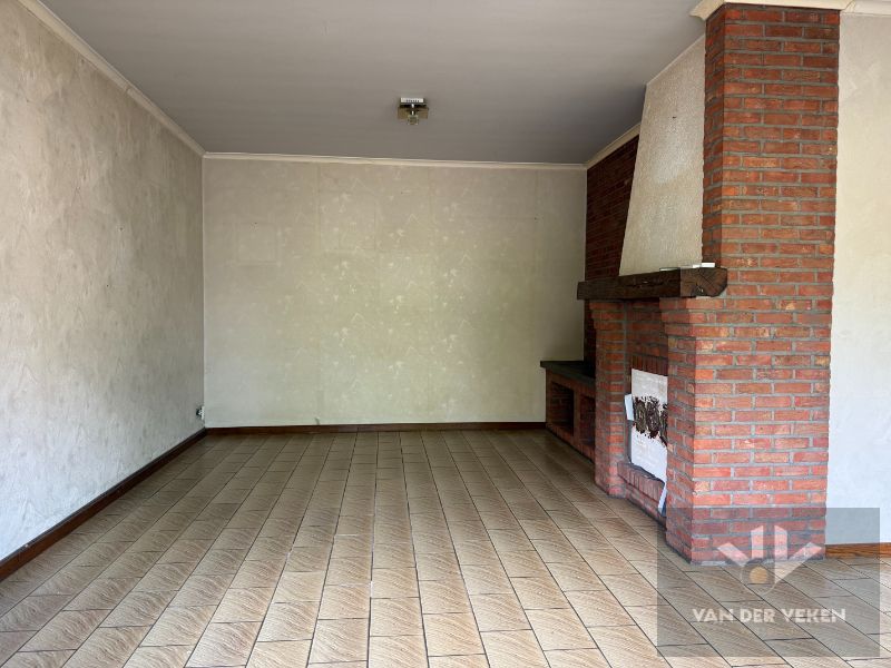 Te renoveren, ruim, centraal en toch rustig gelegen glvl 2-slpkapp met ruim terras nabij centrum Halveweg Zonhoven foto 5