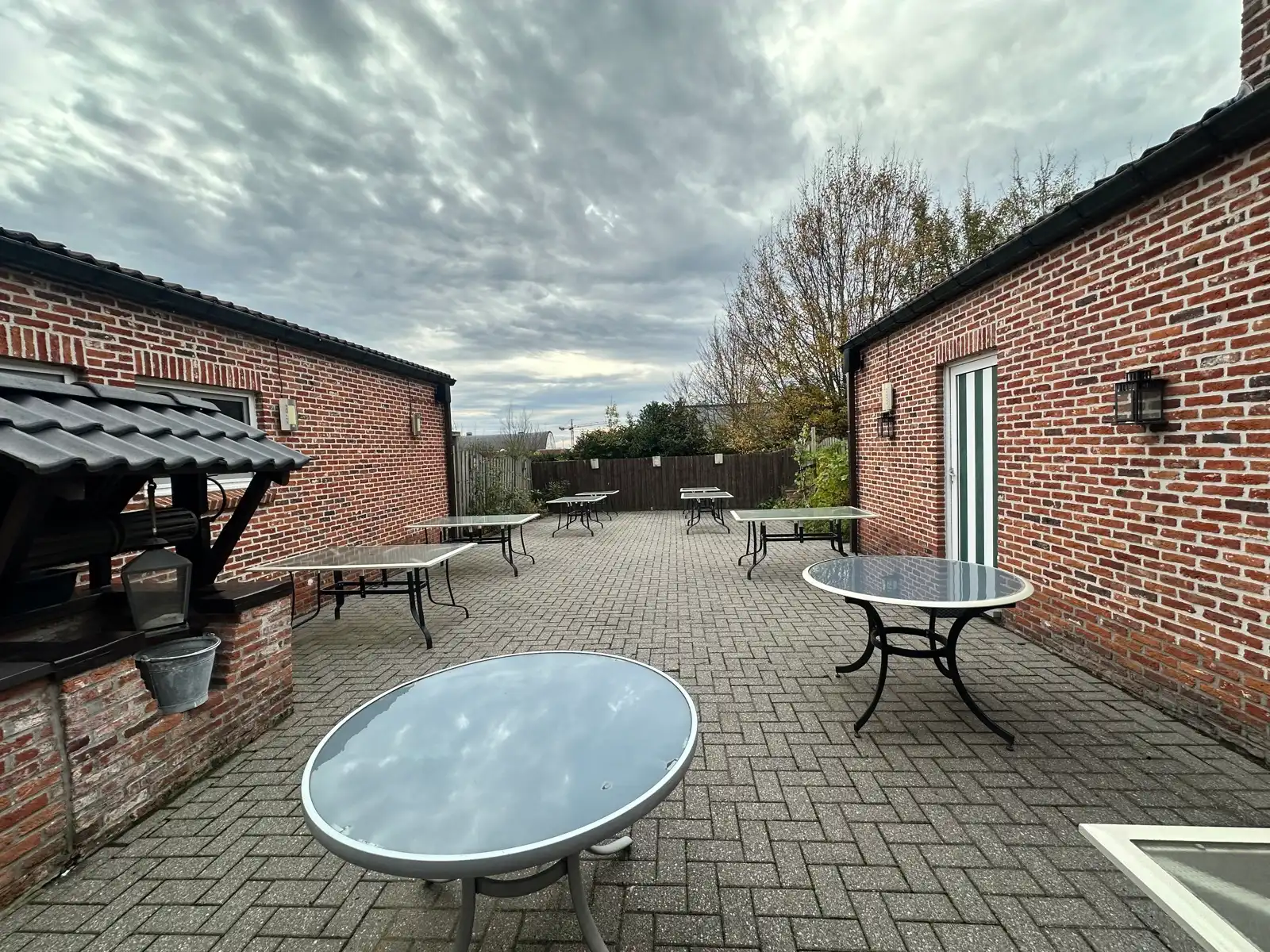 Veelzijdig horecapand met terras en privéparking foto 12