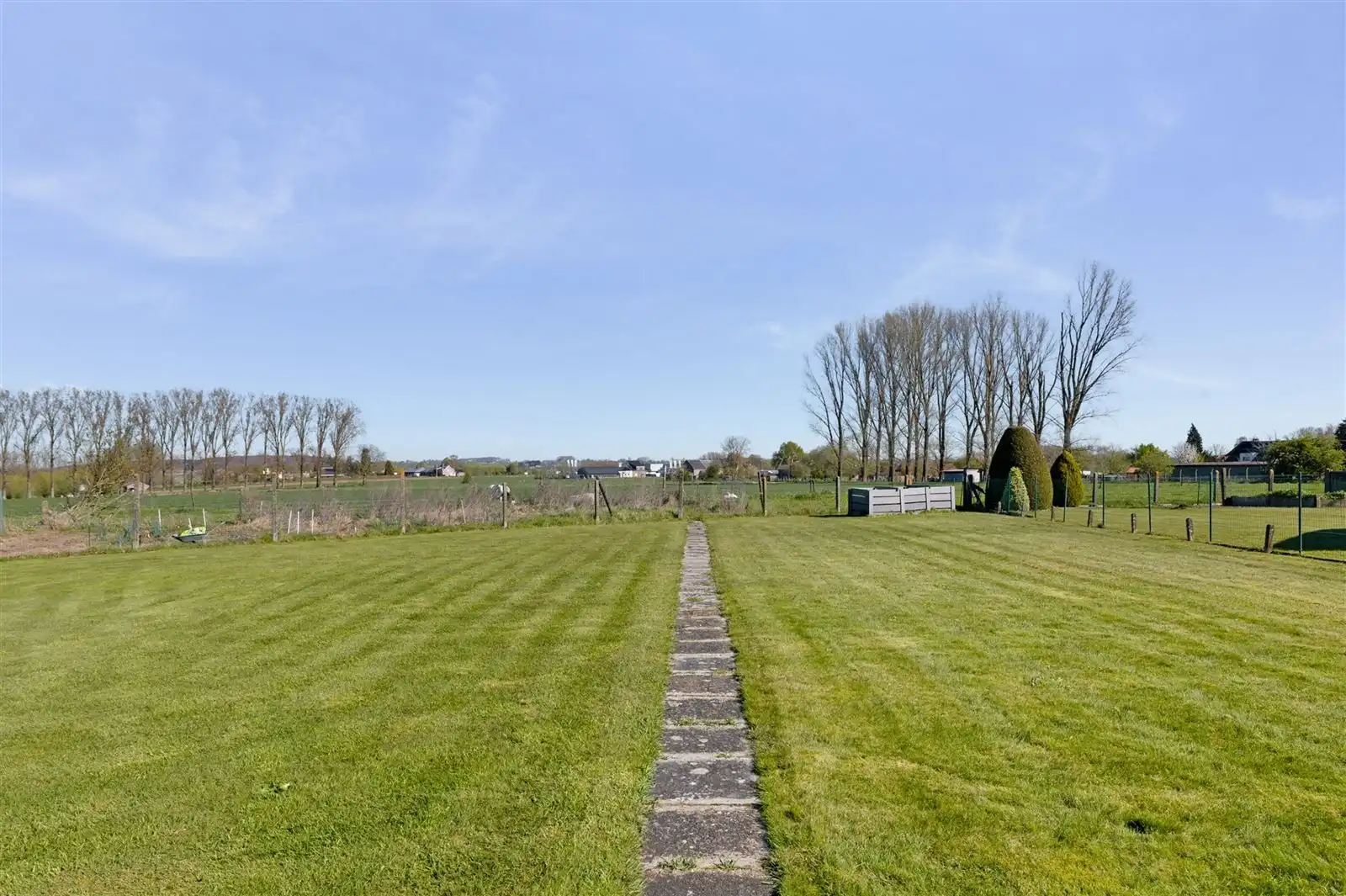 Op te frissen 4 gevelwoning met tuin op 10are92 met prachtig zicht over weilanden foto 26