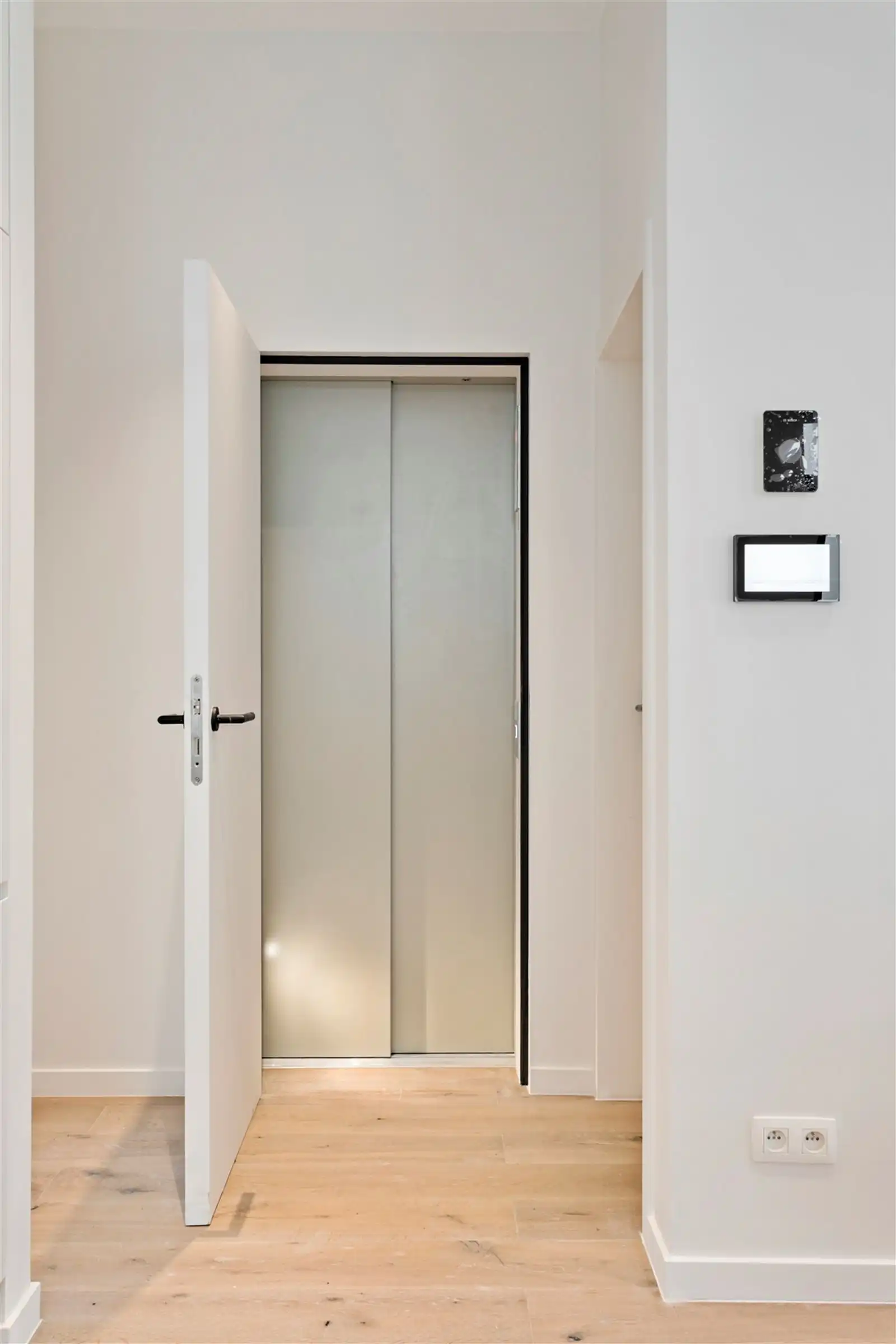 Ruimte, stijl en licht in dit stijlvol gerenoveerd 3 SLPK appartement.  foto 6