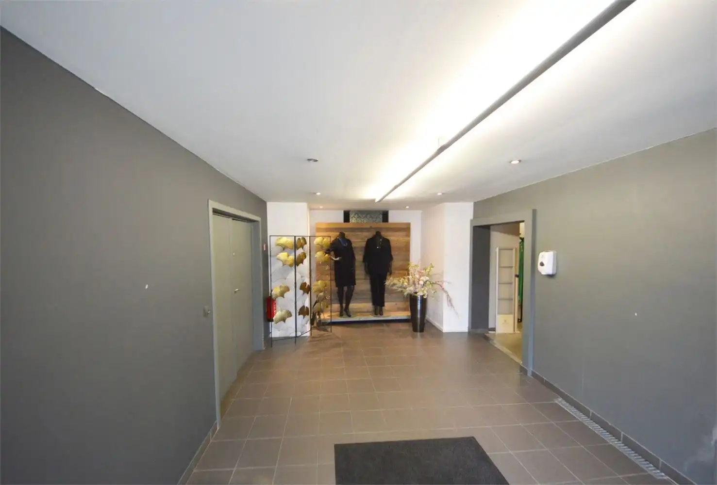 UNIEKE COMMERCIËLE OPP. 630 M2 MET PARKING NAAST ZEEMAN EN MULTIPHARMA foto 16