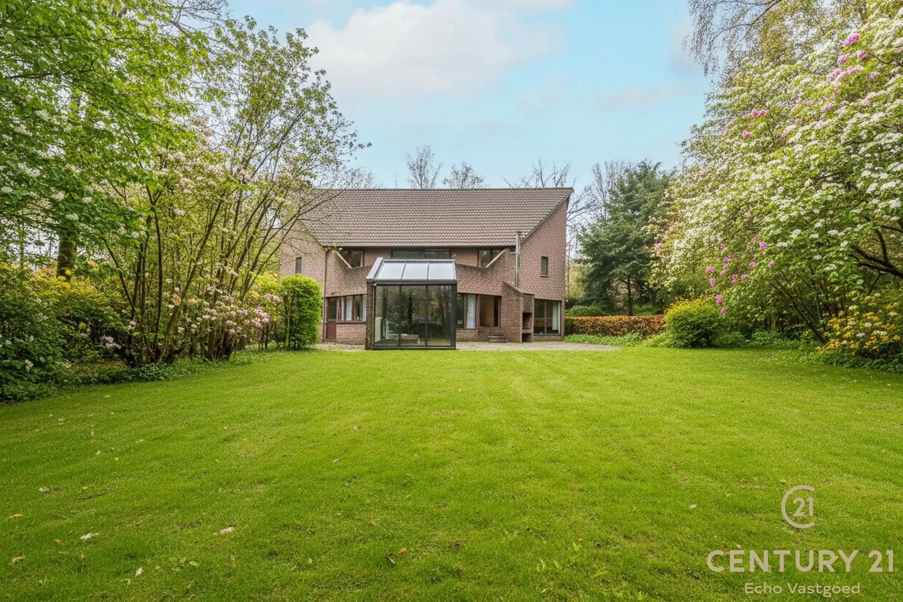 Ruime, unieke villa op royaal perceel in villawijk De Lint. foto {{pictureIndex}}