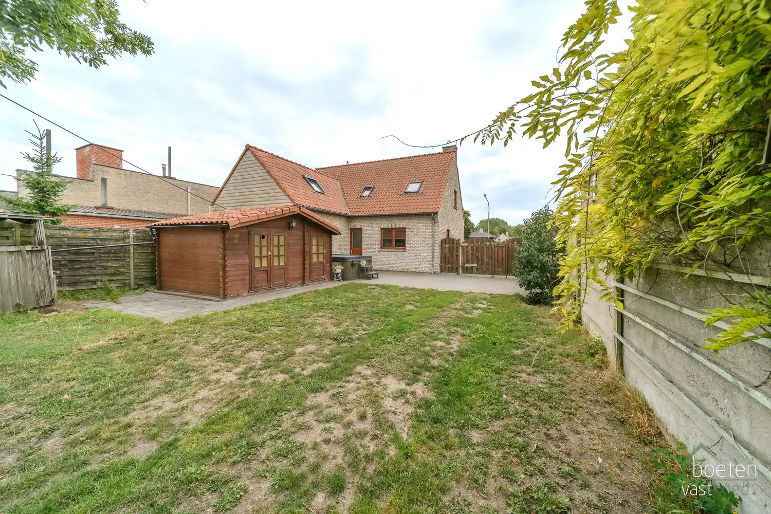DE PANNE: Gezinswoning met 4 slaapkamers (waarvan 1 gelijkvloers), bureauruimte, 2 badkamers en tuin op 1.250m² totale grondopp. foto 4