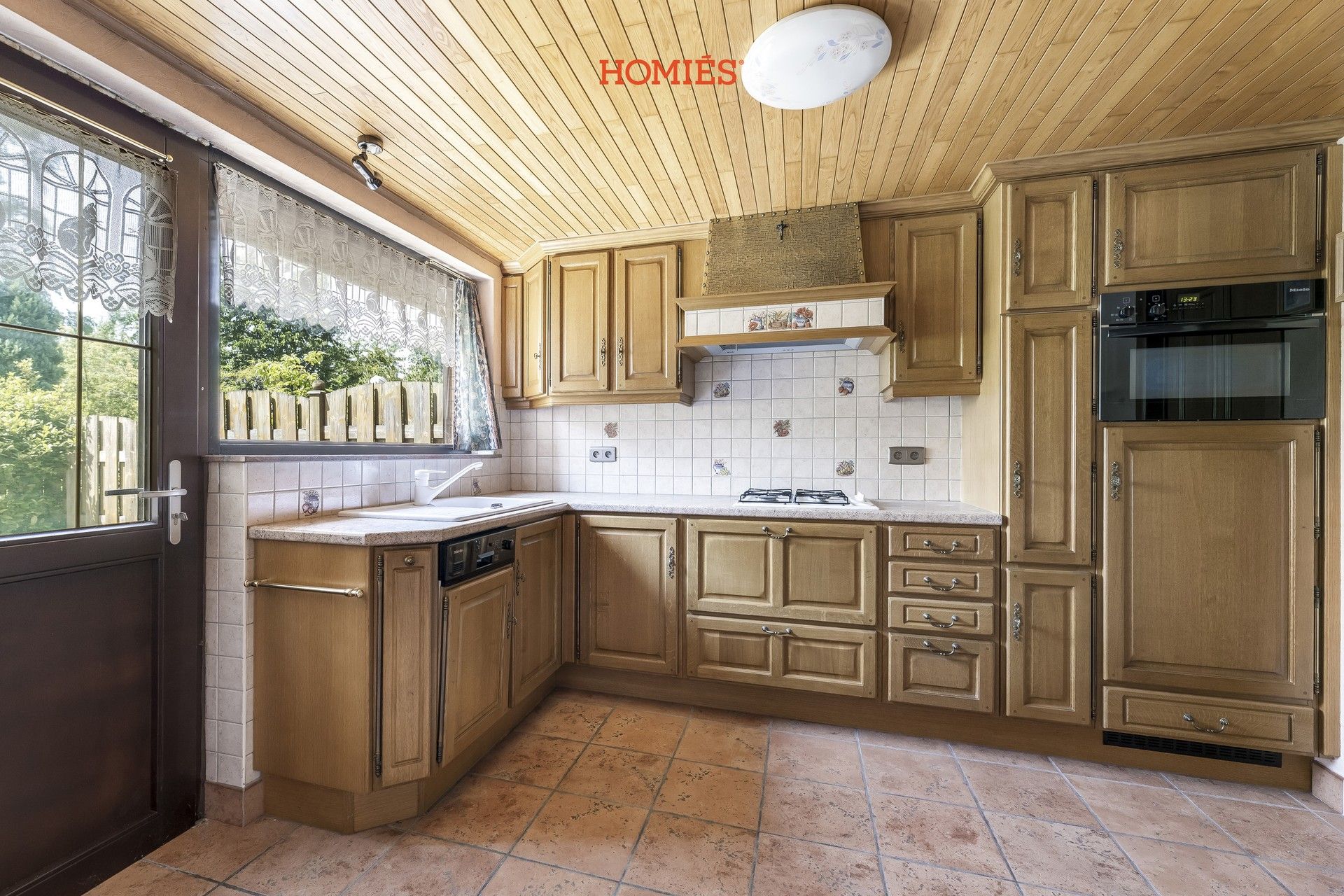 Te renoveren woning met veel potentieel foto 7
