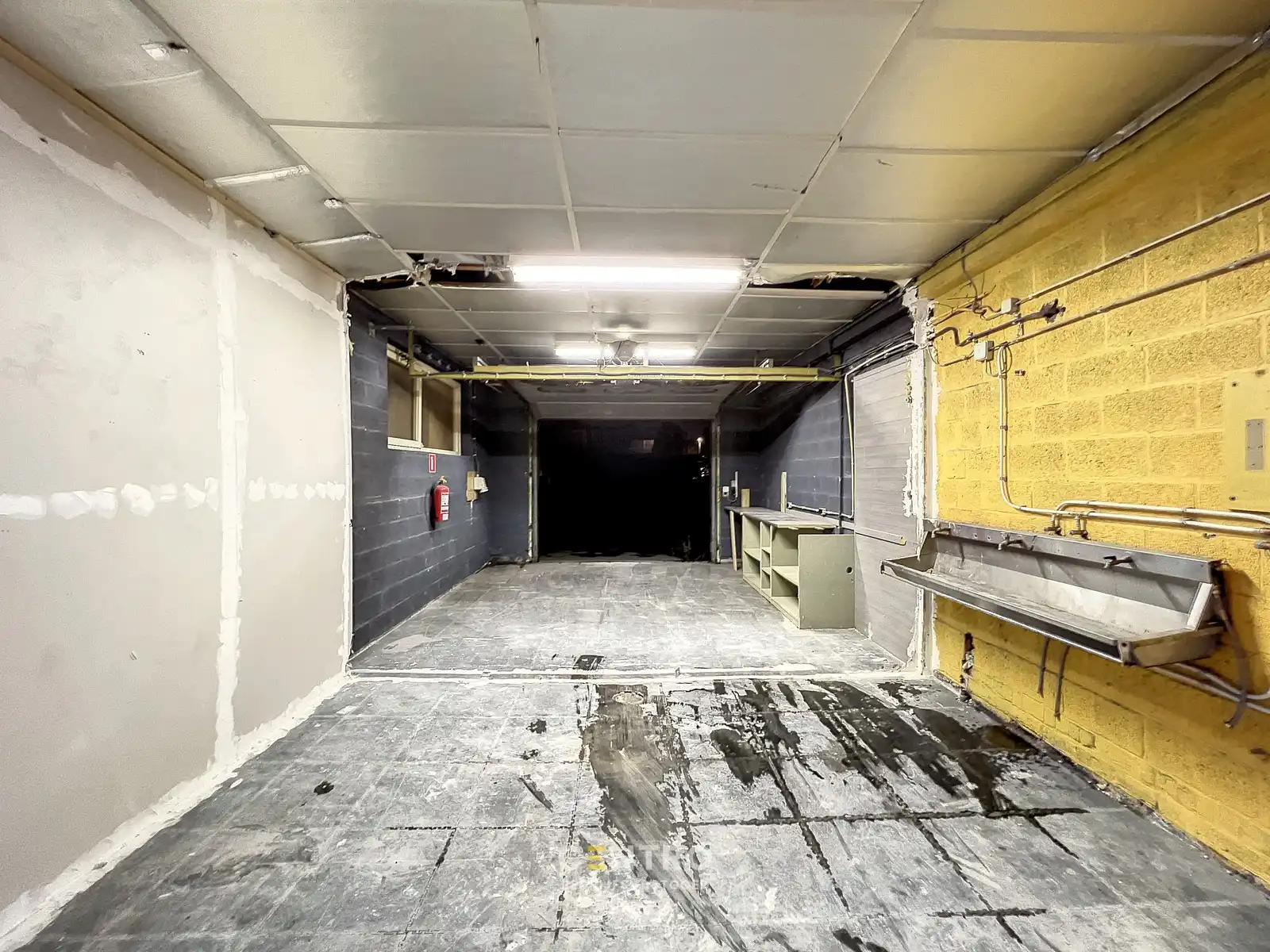 Goed gelegen OPSLAGPLAATS met BUREEL op bedrijfssite te Rumbeke. foto 6