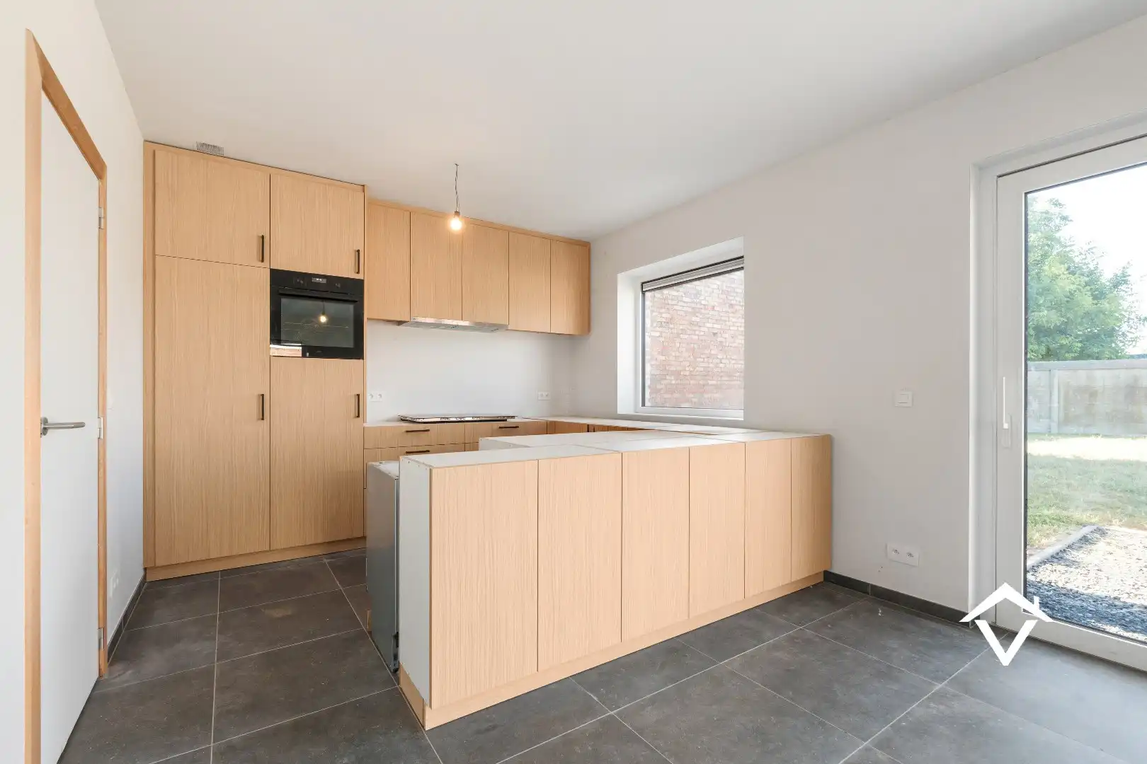 Ruime, energiezuinige gezinswoning met 6 slaapkamers, carport en zuidgerichte tuin foto 12