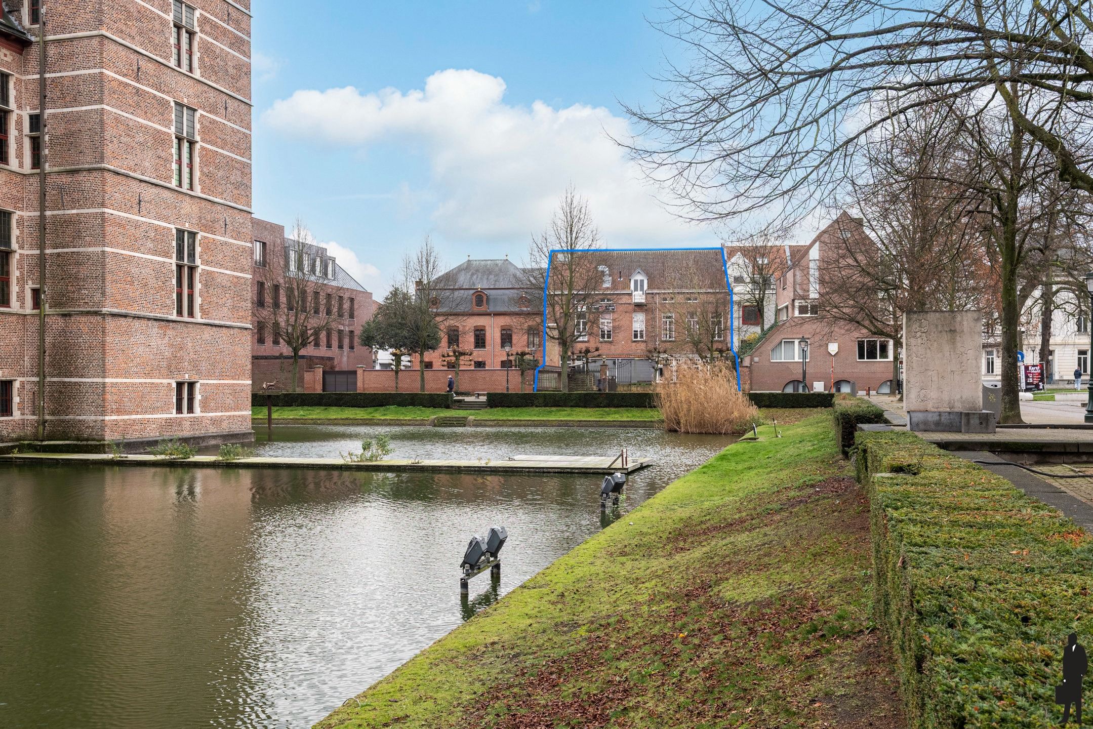 Statig neoclassicistisch herenhuis in hartje Turnhout foto {{pictureIndex}}