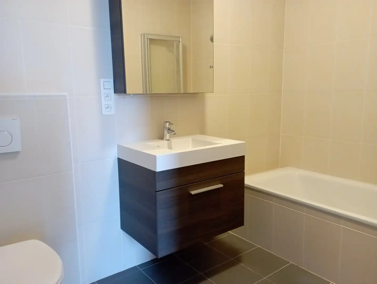 Ruim 2 slaapkamer appartement dichtbij centrum Brugge met autostaanplaats en 2 terrassen foto 6