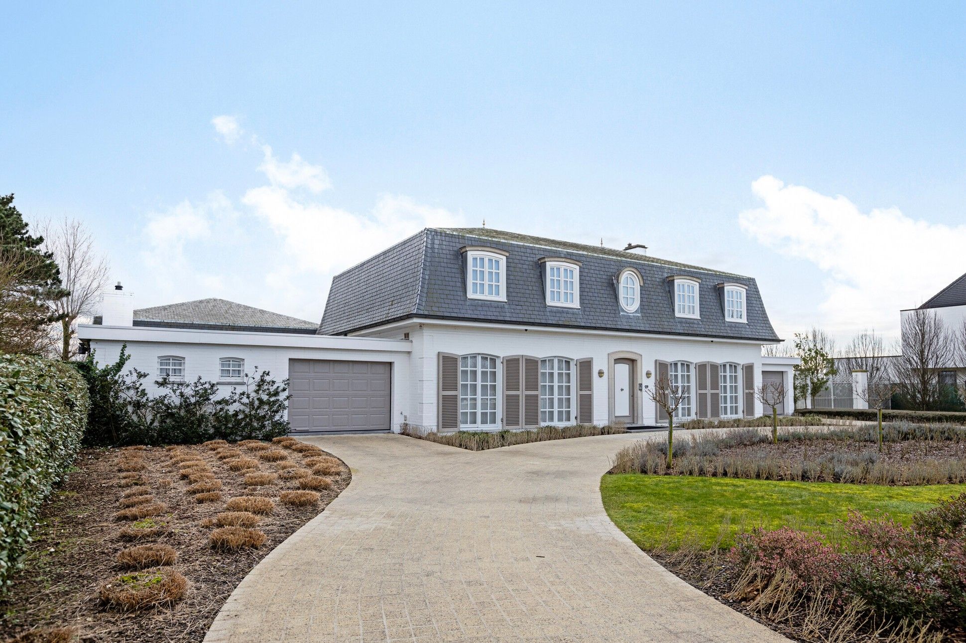 Unieke villa op een groot grondstuk met een binnenzwembad te koop nabij het centrum van De Haan. foto 1