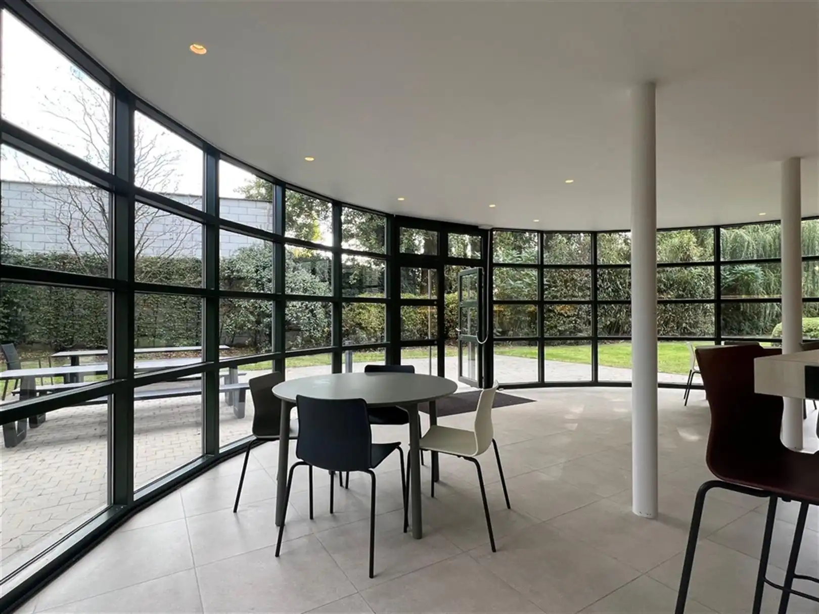 Instapklaar kantoor met gemeenschappelijke keuken en zicht op groen foto 10