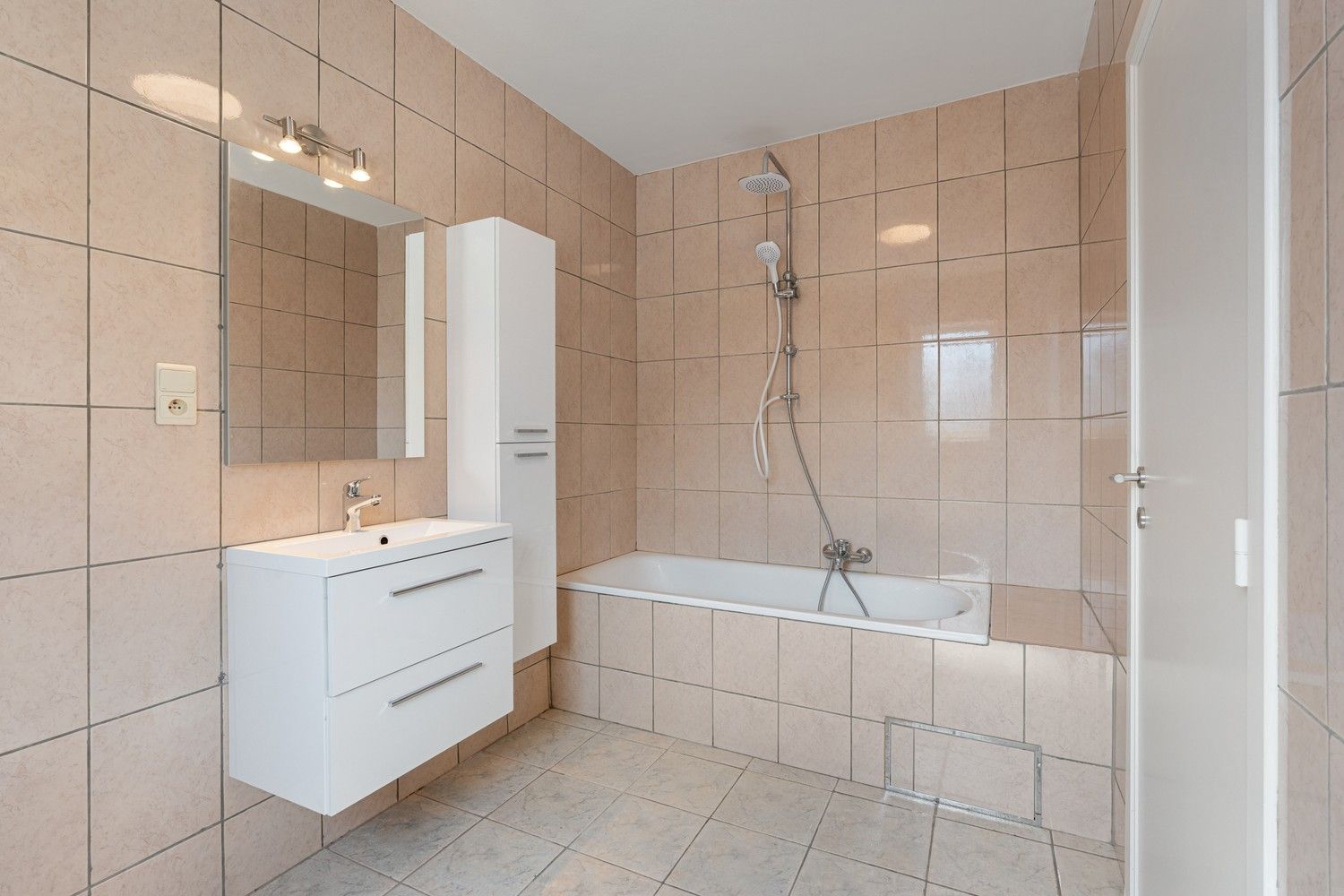 Instapklaar appartement met groot terras op gunstige locatie! foto 9