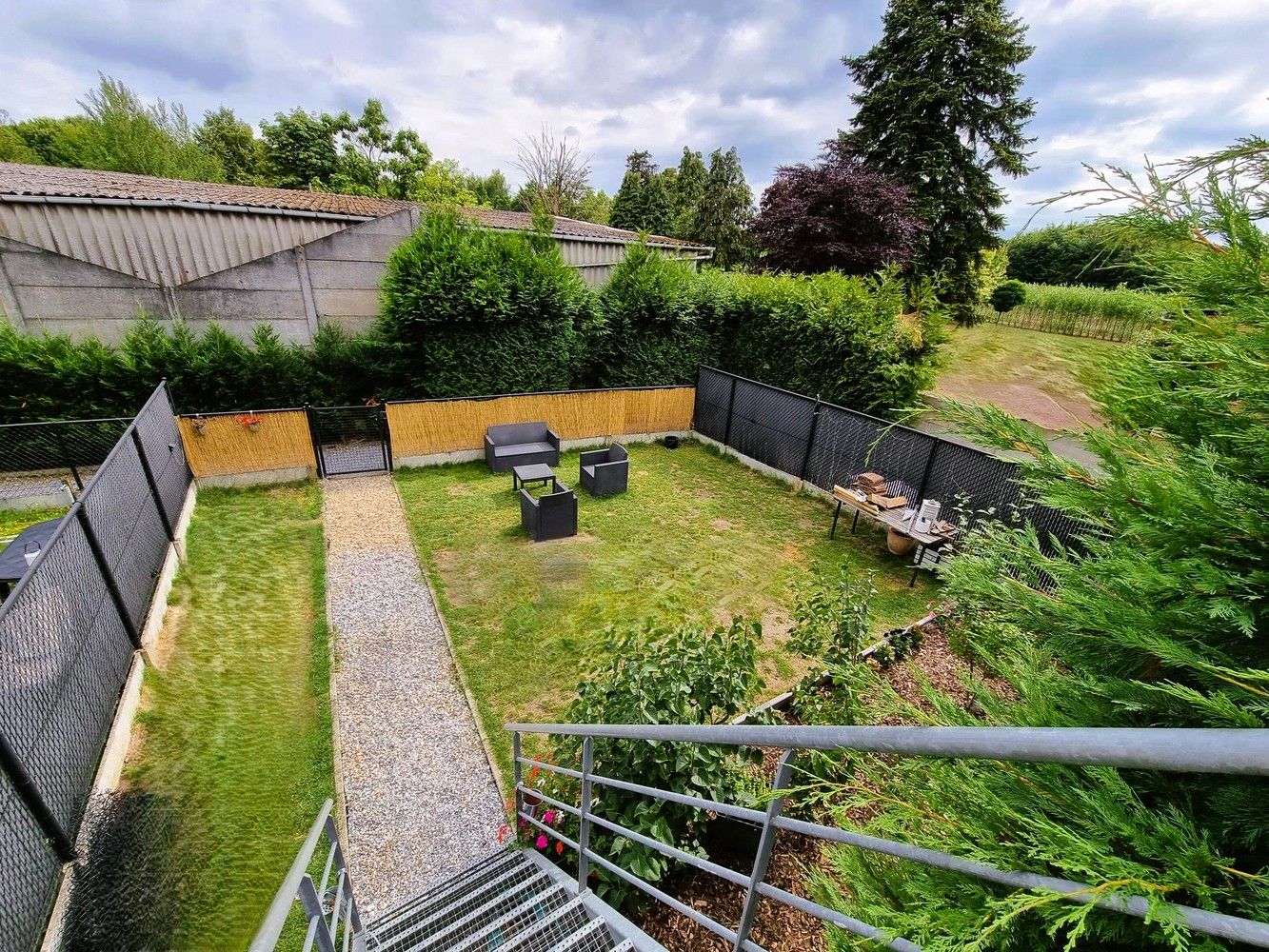 Dakappartement met 2 slaapkamers, ruim terras en tuin. Staanplaats inbegrepen. foto 13