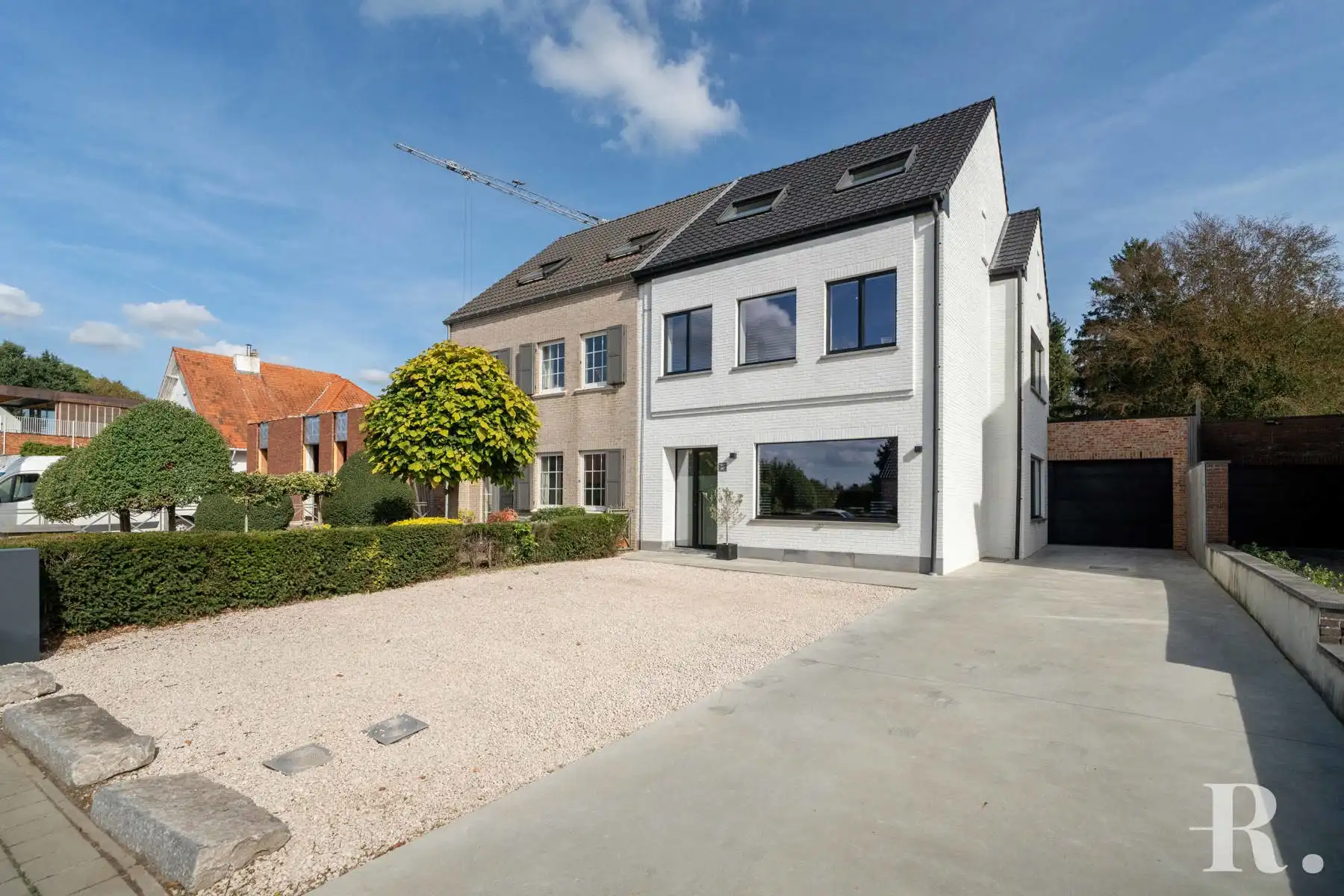 Instapklare woning met alle luxe en zwembad op goede locatie foto 2