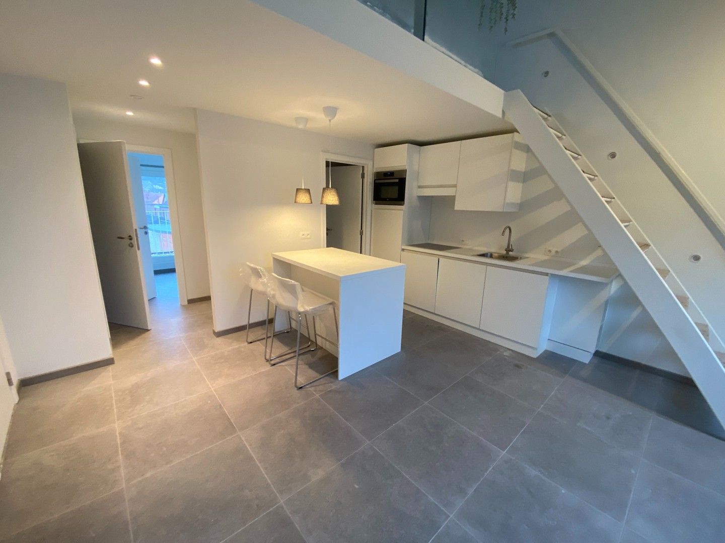 Modern dakappartement in loftstijl met terras – centrum Aarschot foto {{pictureIndex}}