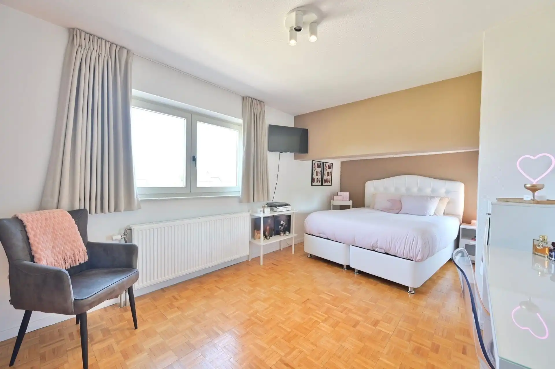 Prachtige Villa woning met 4 slaapkamers, nieuwe keuken en badkamer, dubbele garage met zuidgerichte tuin foto 13
