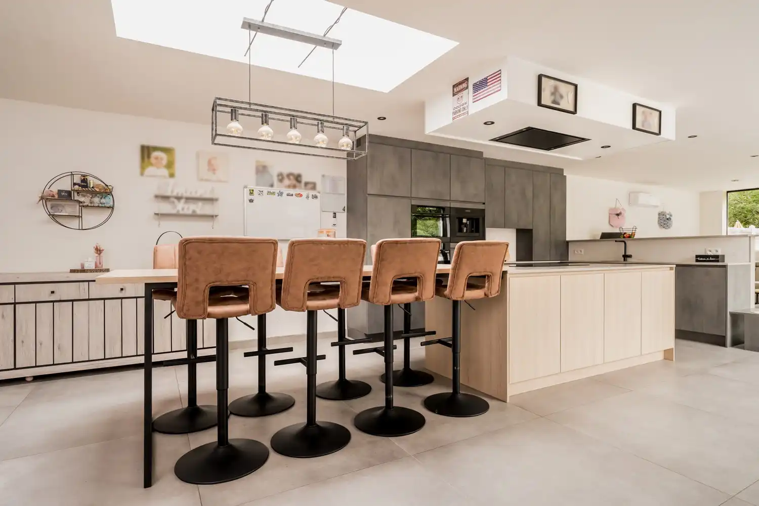 Ruime gerenoveerde woning met 4 slaapkamers en prachtige tuin foto 3