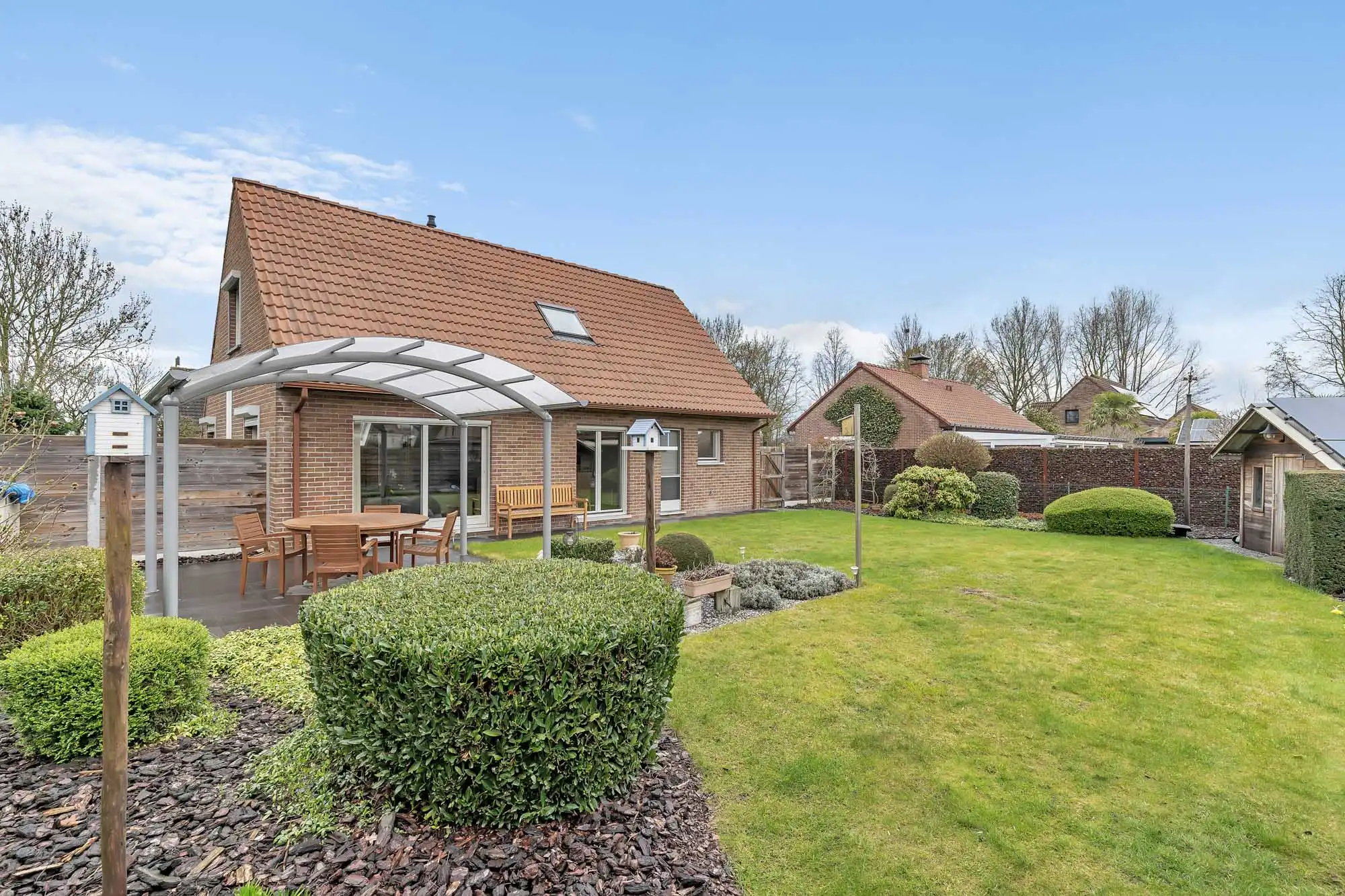 Open bebouwing met tuin, zonnepanelen en garage foto 24