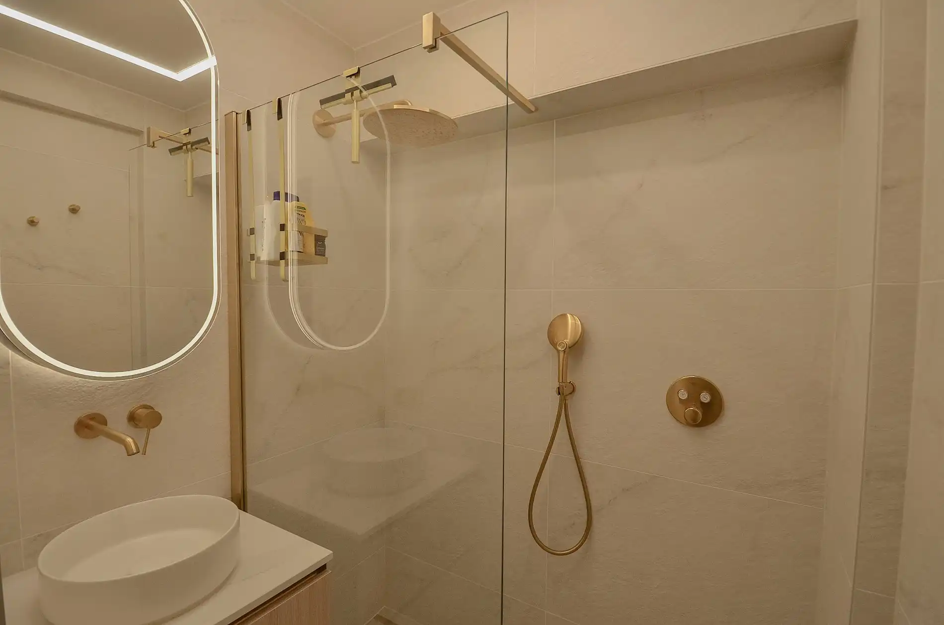 Stijlvol volledig gerenoveerd appartement  op wandelafstand van de zee én het commercieel centrum. foto 14