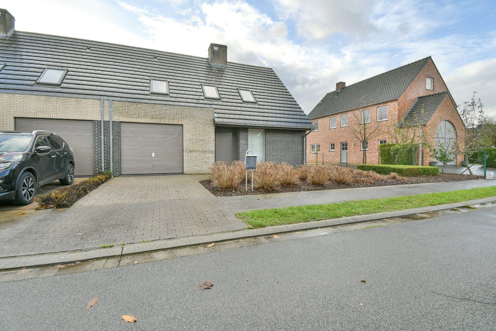 Halfopen gezinswoning met drie slaapkamers foto 2