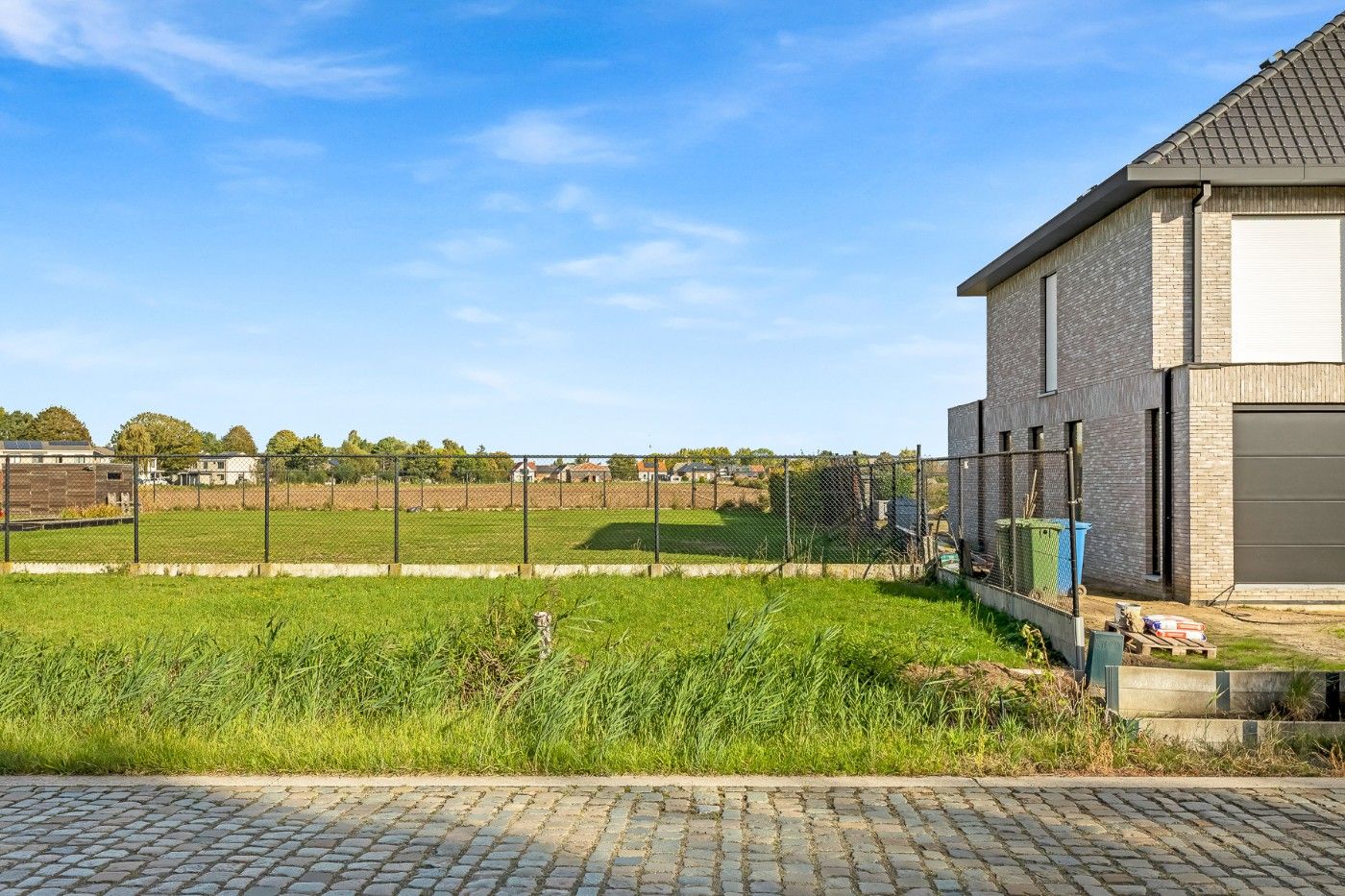 Mooi gelegen bouwgrond van 493m² voor HOB met garage en tuin foto 8