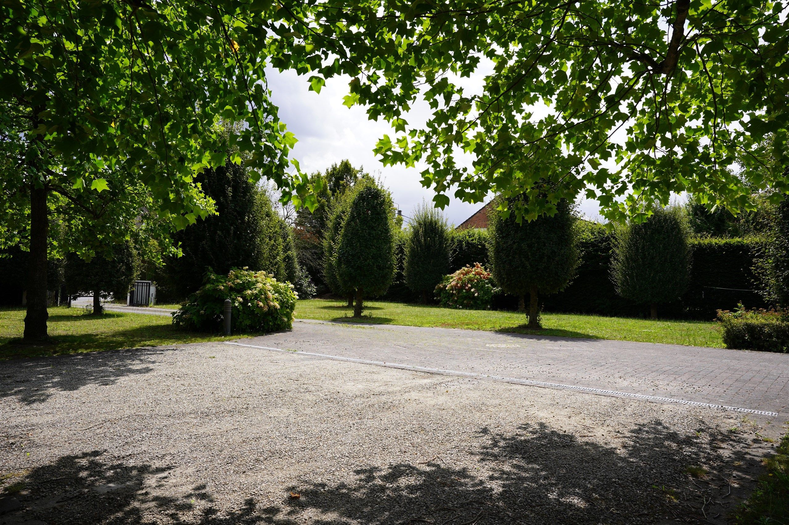 Zeldzame kans: bouwgrond op hoekperceel (885 m²) foto {{pictureIndex}}
