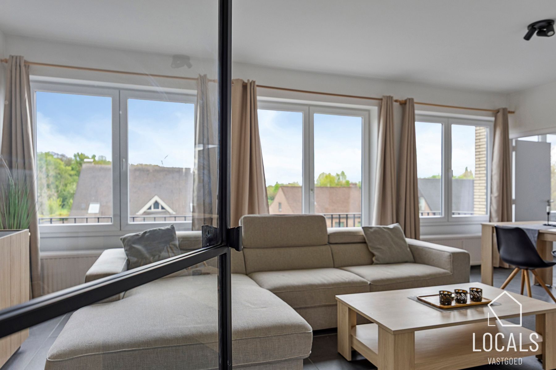 Mooi gerenoveerd 3-slaapkamerappartement te Nieuwerkerken foto {{pictureIndex}}