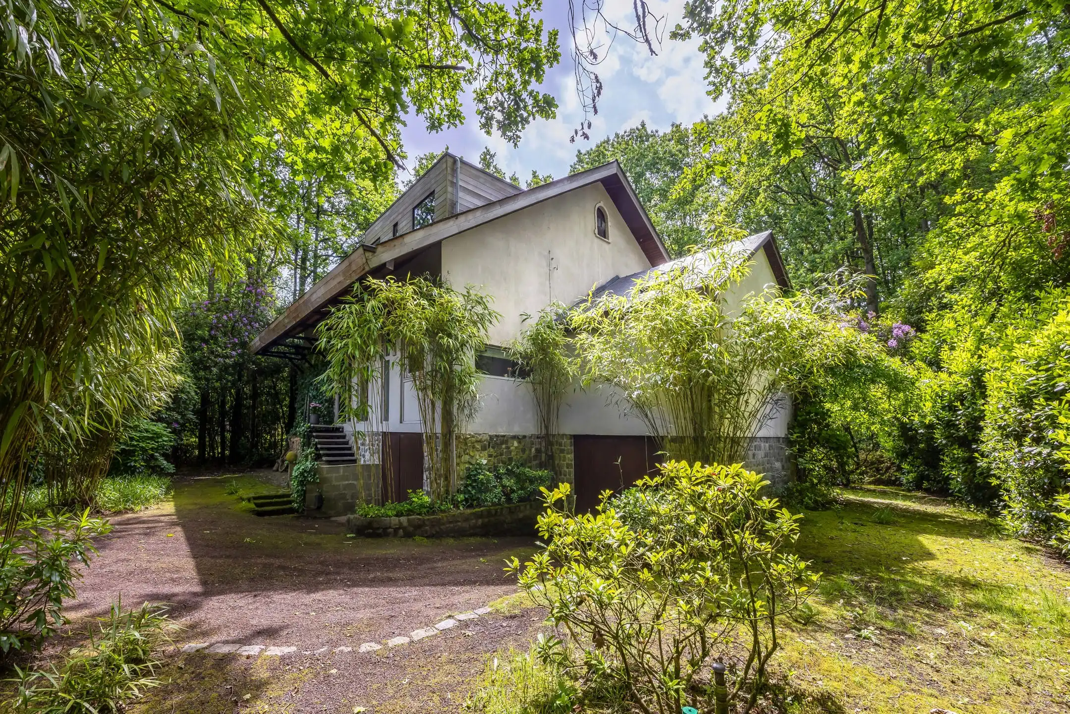 Architecturale woning in het groen met veel licht foto 3