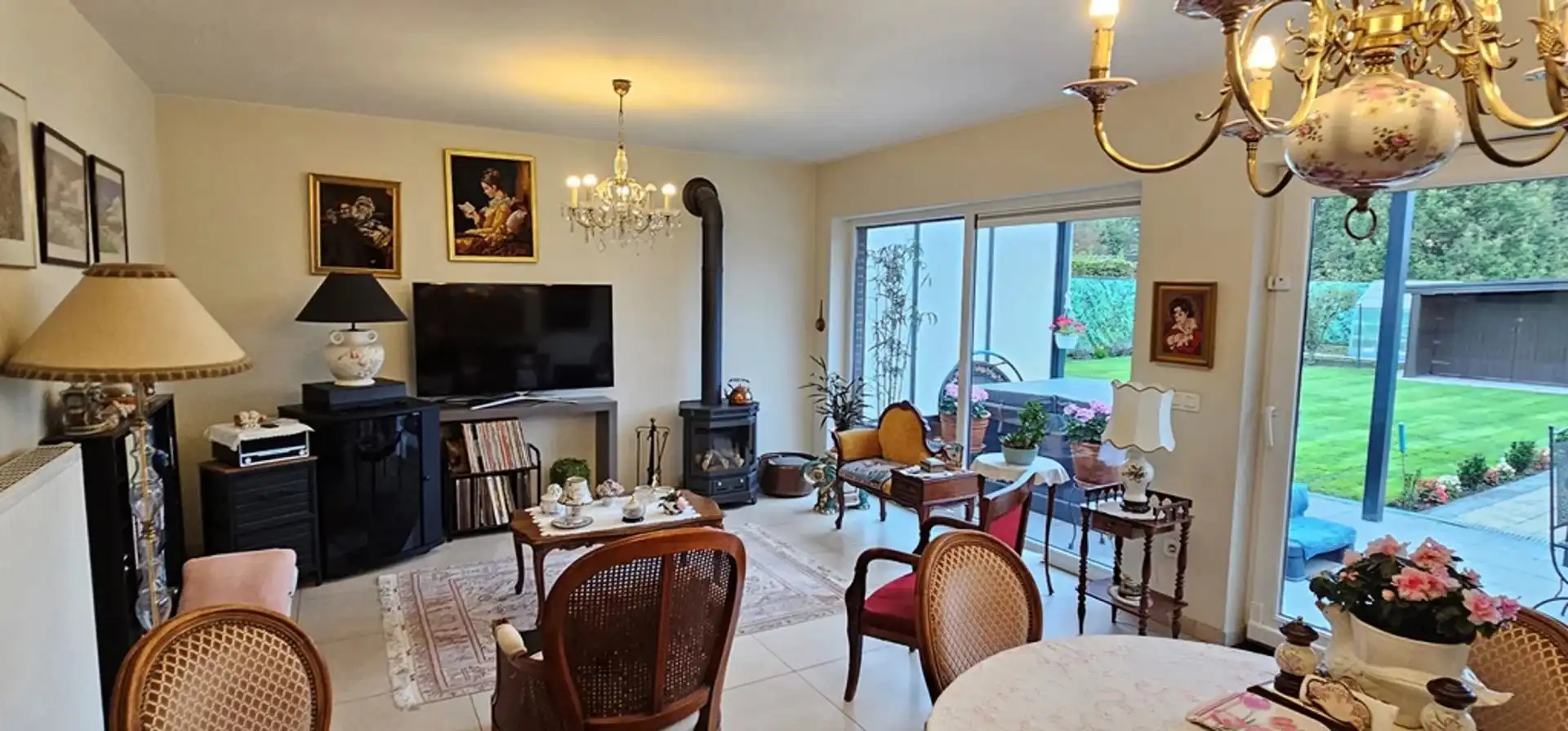 Ruime, recente, instapklare, energiezuinige half open bebouwing met degelijke en kwalitatieve afwerking en zonnepanelen, gelegen net buiten de grote ring van Hasselt. foto 6