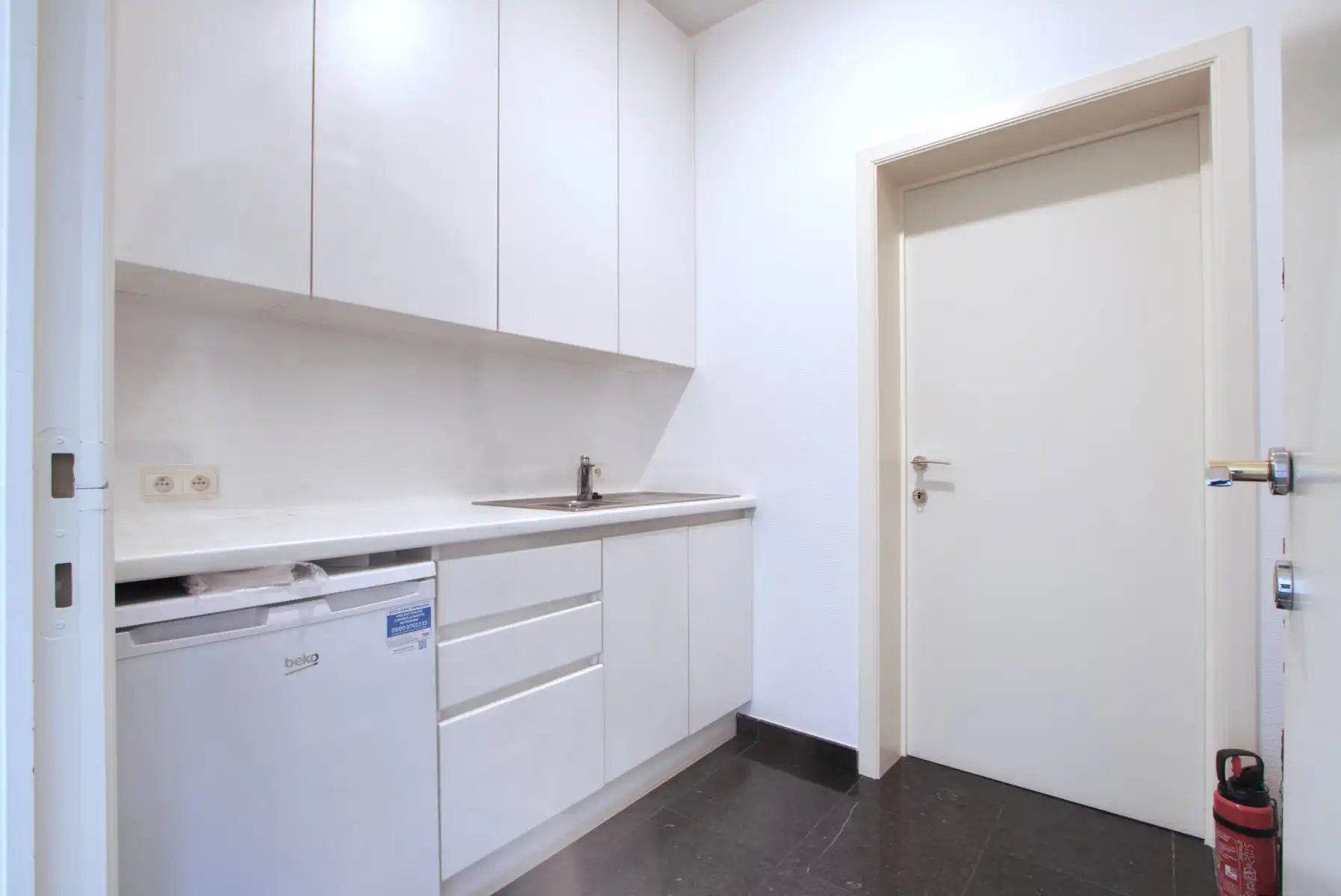 KANTOOR - 8 BURELEN - 16 tot 20 WERKPLAATSEN - PARKING MOG. foto 28