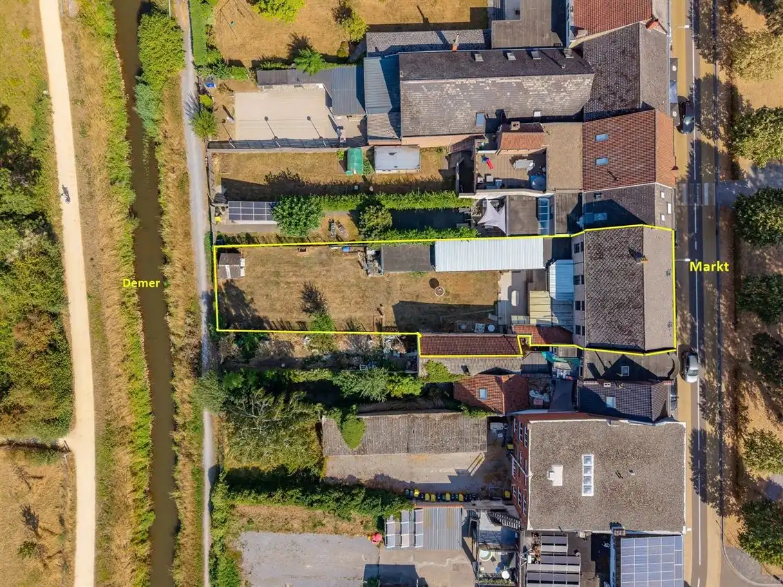 Historische woning met koetspoort op 8a41ca op markt tot tegen de Demer foto 2