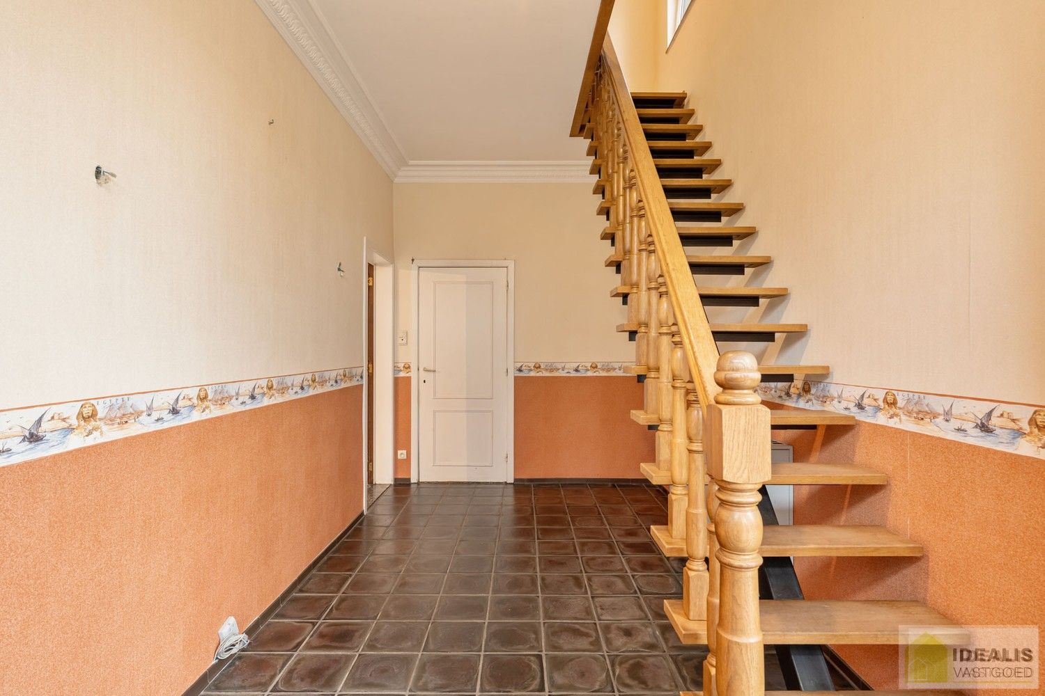 IDEALIS VASTGOED – Ruime te renoveren villa op riant perceel! De villa omvat 198m² netto bewoonbare oppervlakte met een ruime woonkamer en aansluitend uitgeruste keuken, badkamer, 2 grote en 1 kleine slaapkamer, kelder, veranda en 2 garages met sectionale poort van ca. 100m². De villa is gelegen op een prachtig perceel met een oppervlakte van ca. 1,1 hectare (11.000m²)! omgeven door bosgebied! Zeer geschikt voor kandidaten op zoek naar een unieke locatie zeer centraal gelegen, doch volledig omgeven door groen. foto 21