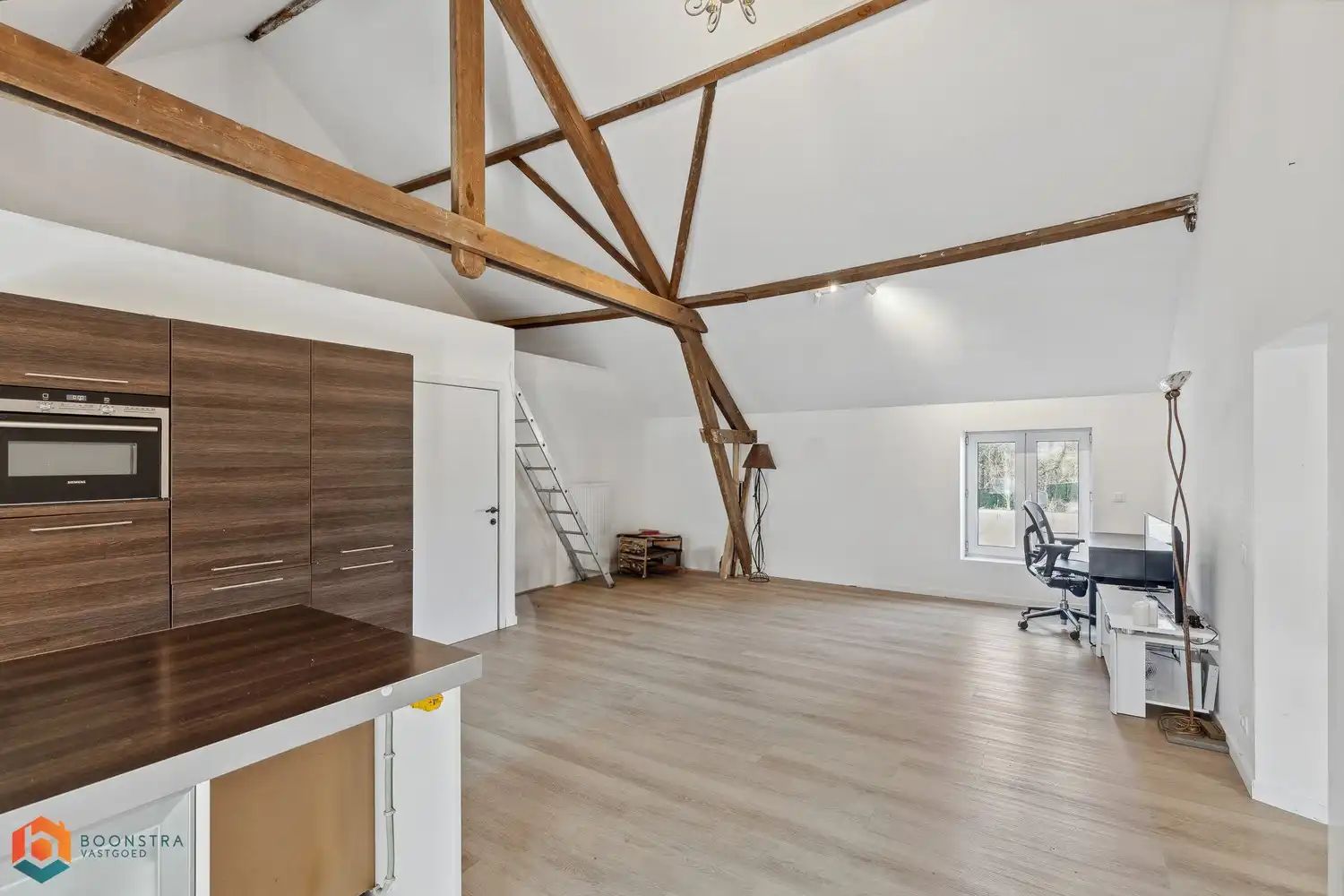 Grondig gerenoveerd handelsgelijkvloers met woonst en ruime parking foto 21