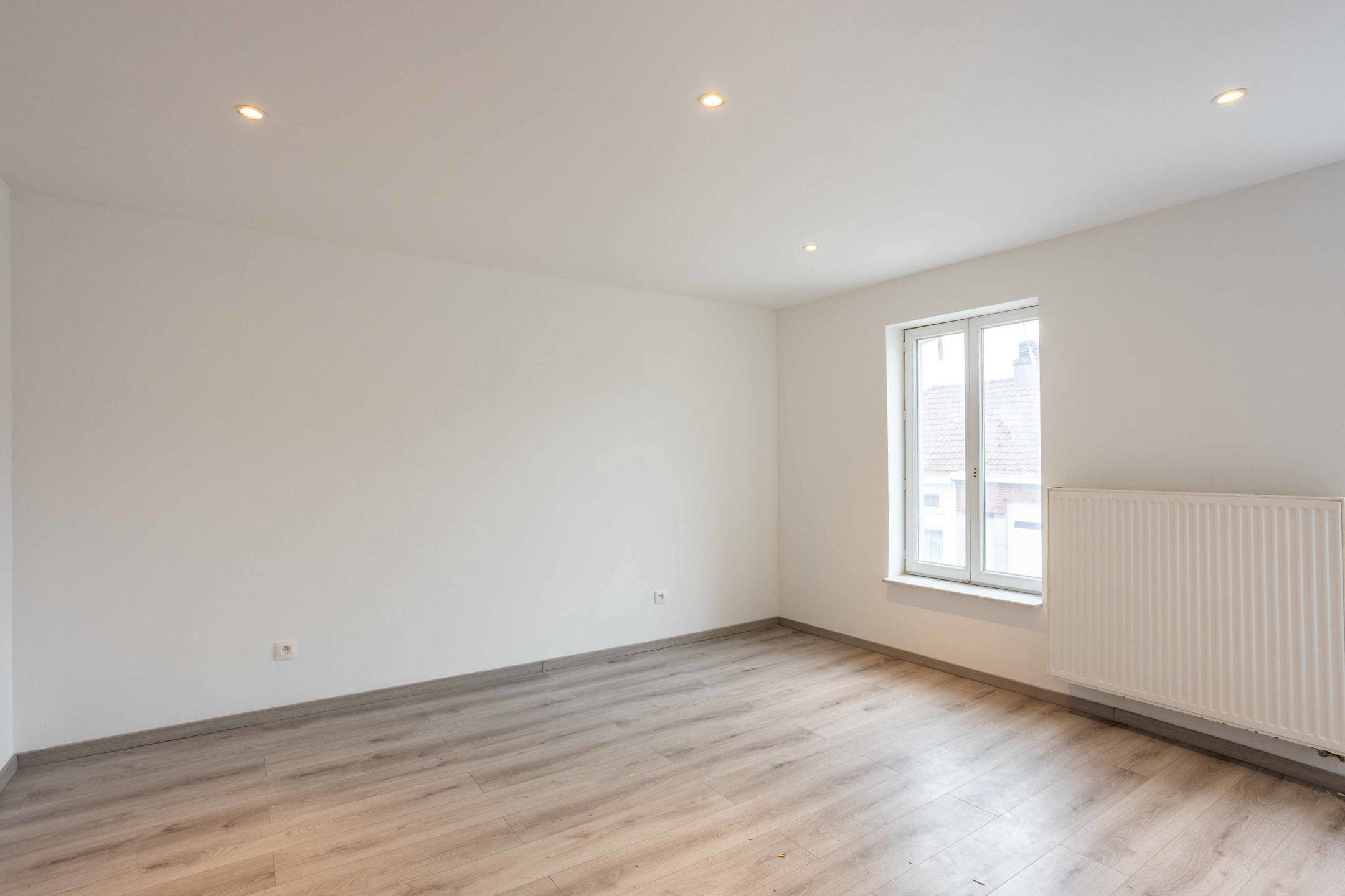 Gerenoveerde rijwoning met 3 slaapkamers en tuin. foto 11