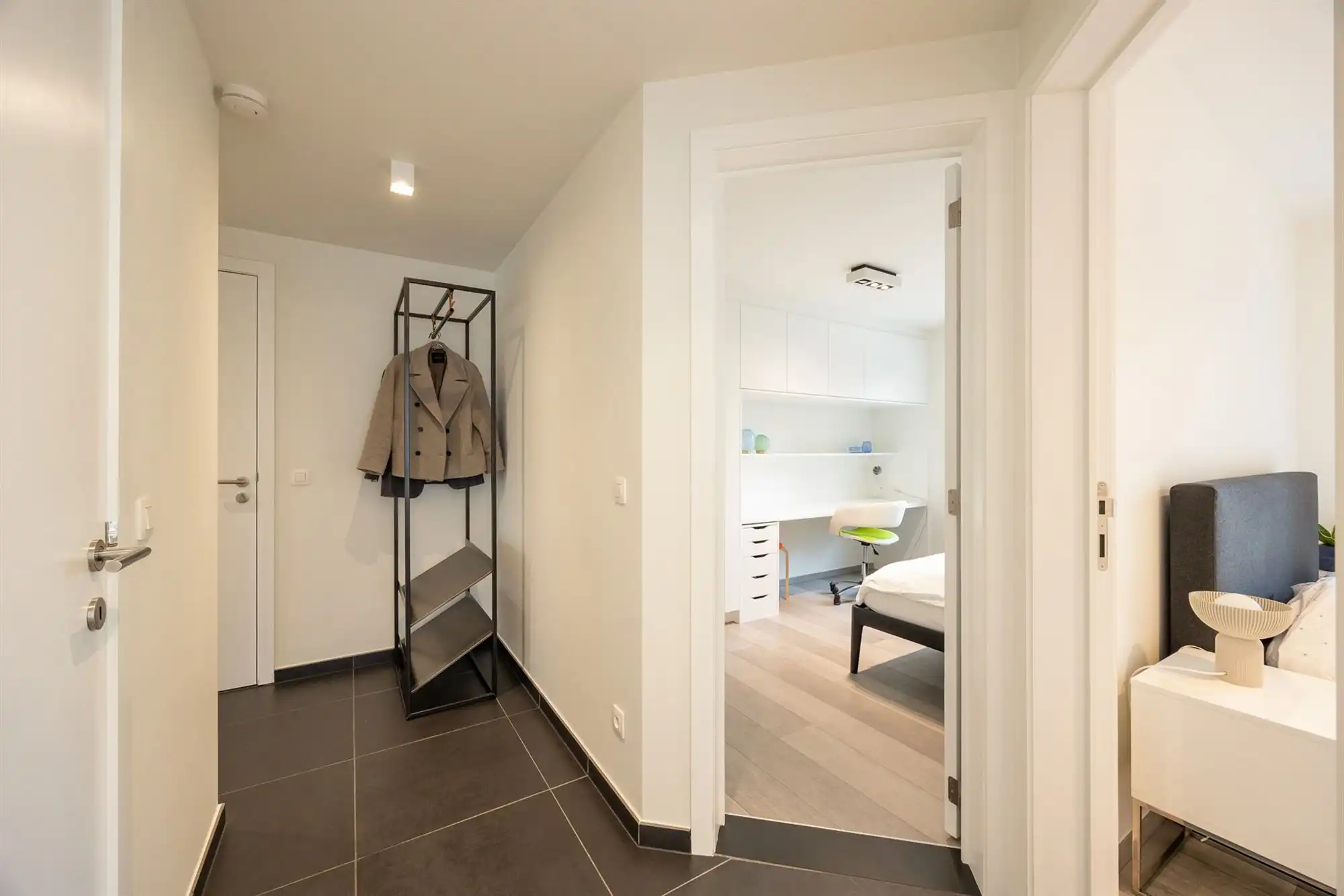 Instapklaar gelijkvloers appartement met tuin en carport foto 17