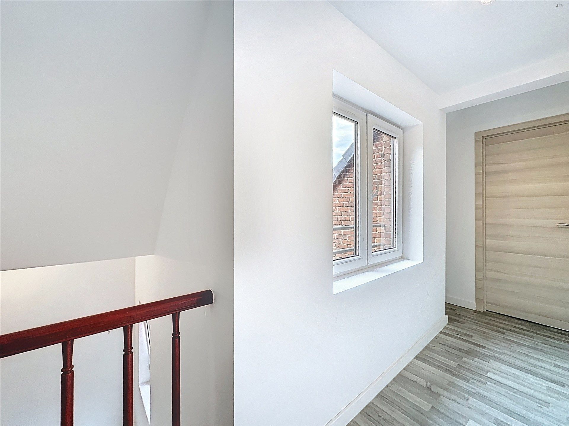 Instapklare halfopen bebouwing met 4 slaapkamers en ruime oprit! foto 16