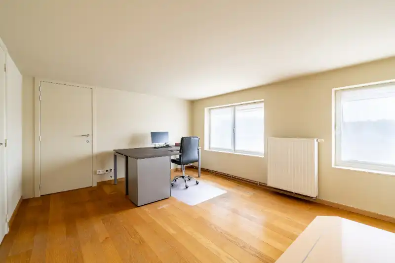 Ruime gezinswoning met handelsruimte en dubbele garage foto 12