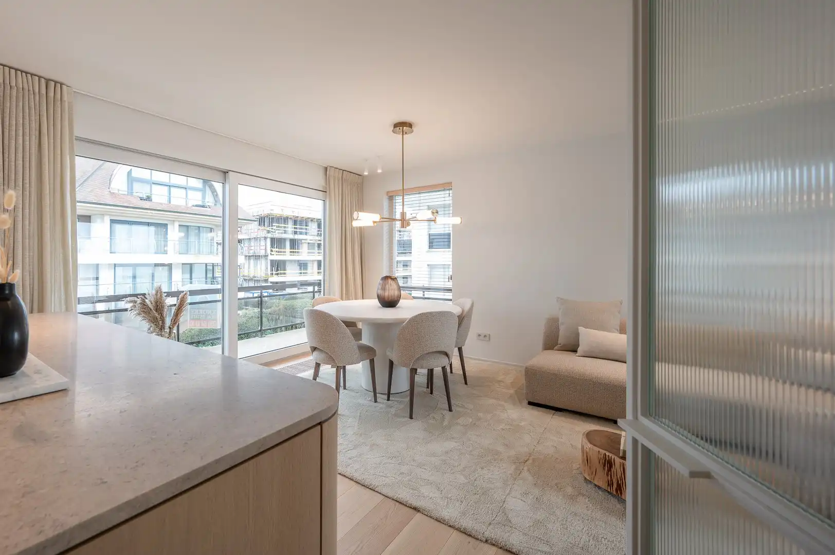Luxueus gerenoveerd hoekappartement met zeezicht vlakbij de wandeldijk in het Zoute. foto 4