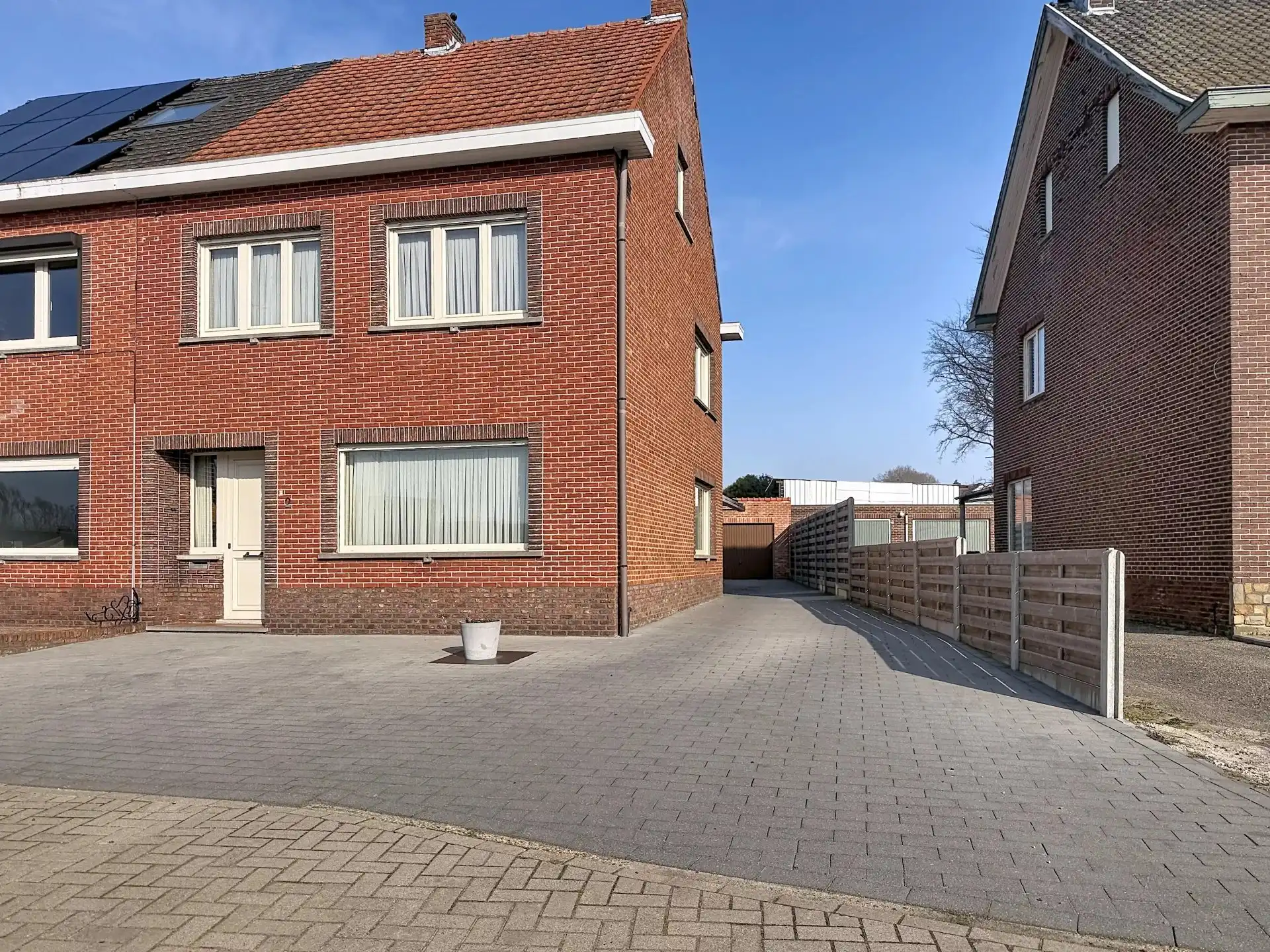 Halfopen bebouwing met 3 slaapkamers en een ruime tuin. foto 34