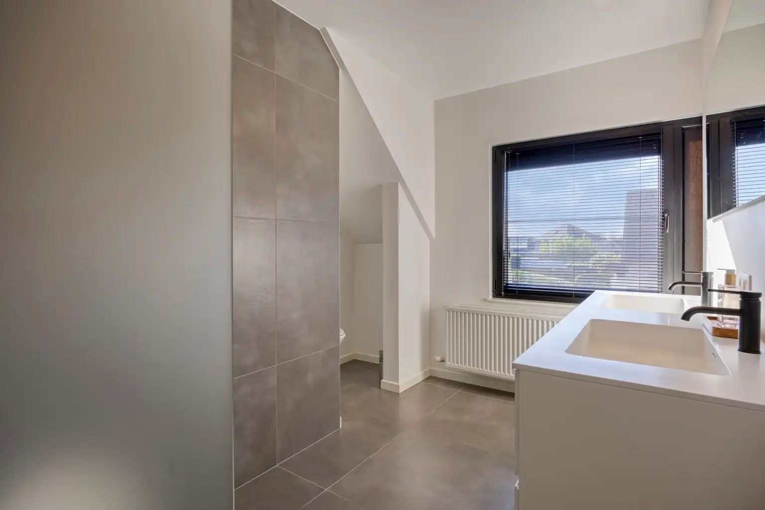 Gerenoveerde gezinswoning met ruime opslagplaats foto 18