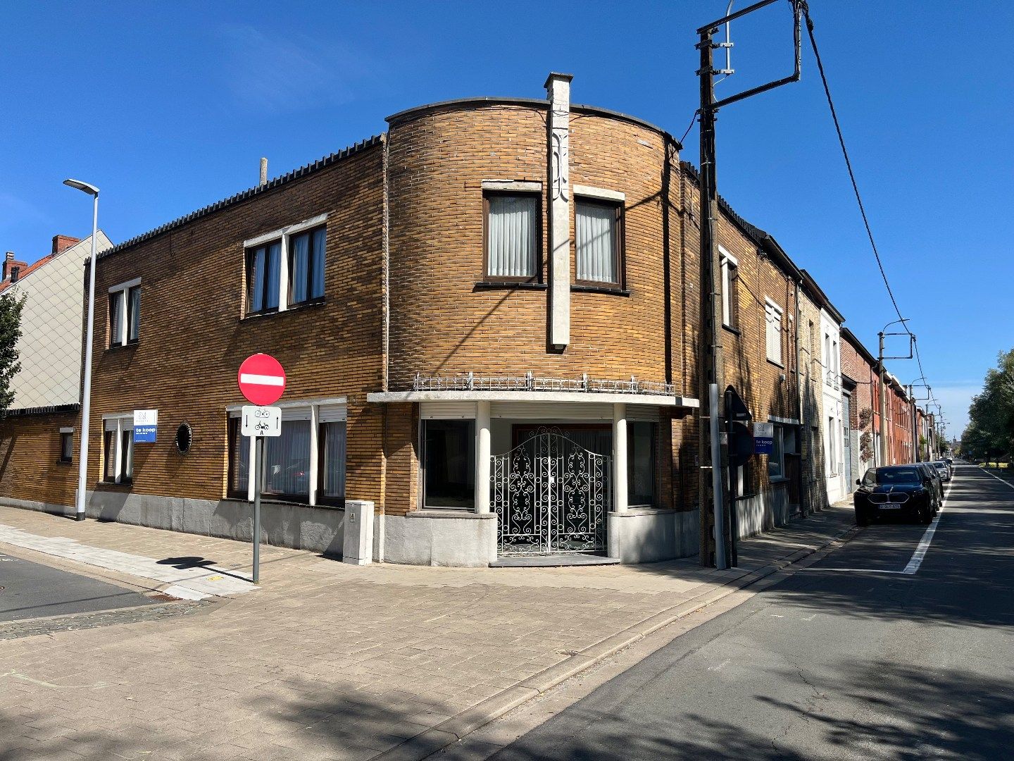 Hoofdfoto van de publicatie: Authentiek hoekpand te koop in Harelbeke met 4 slaapkamers en een inpandige garage 
