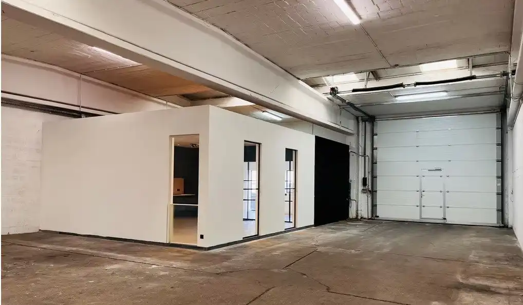 Magazijn met ingericht kantoor te huur in het industriepark te Malle foto 4