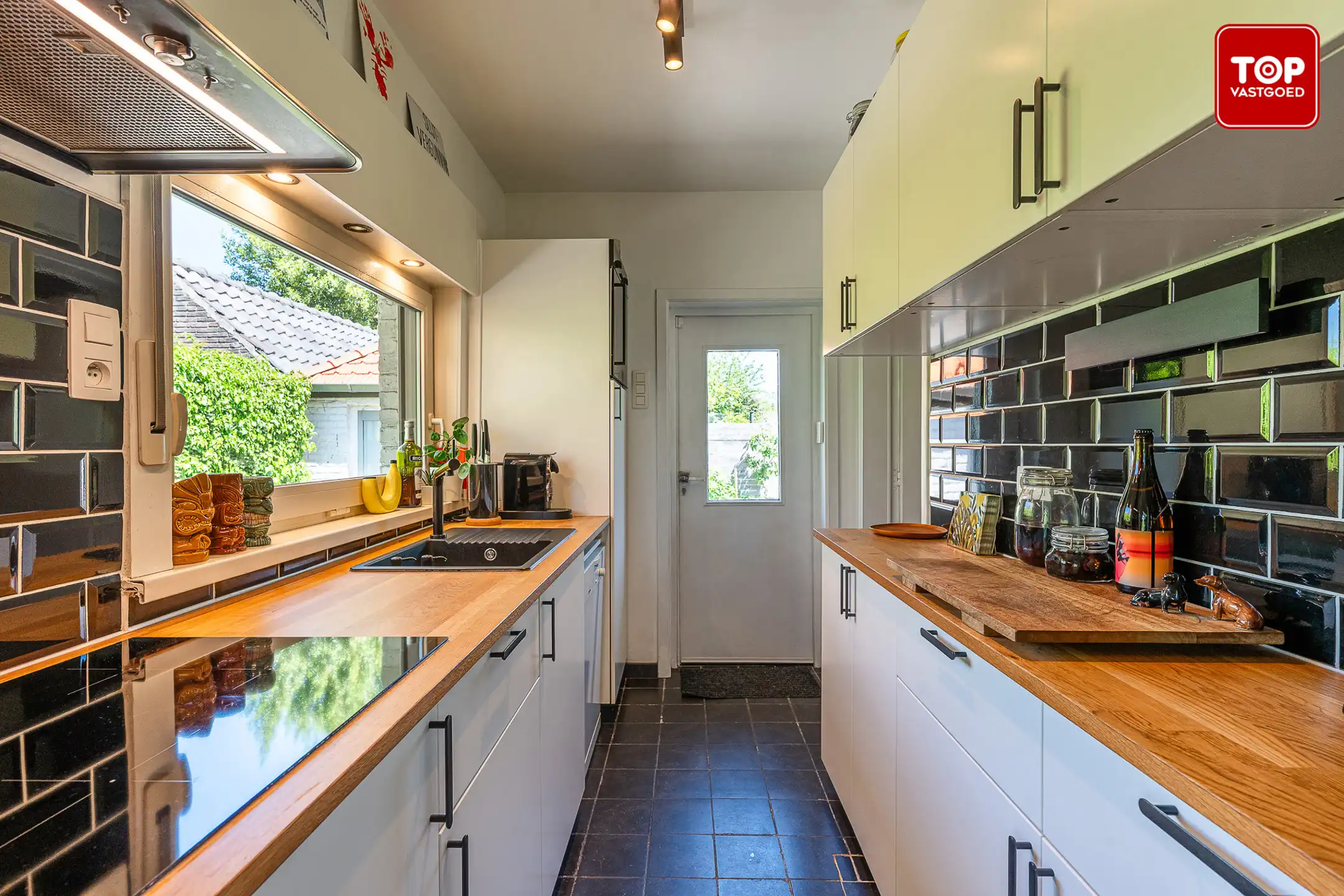 Instapkler open bebouwing in rustige straat met veel groen rondom. foto 10