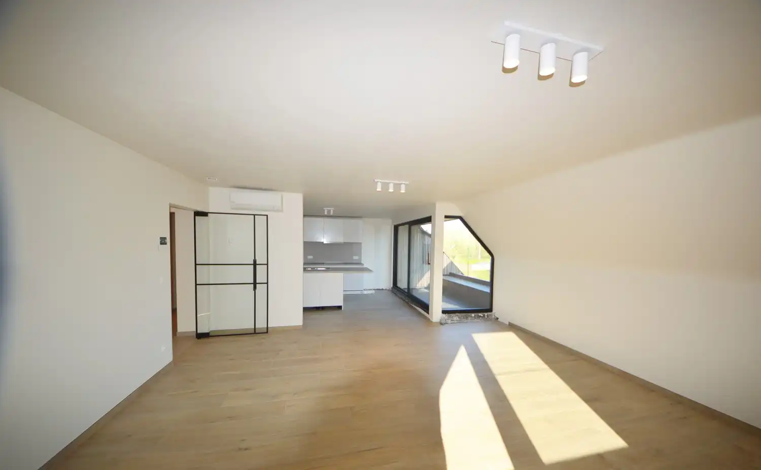 Ruim en lichtrijk gerenoveerd appartement (140 m²) INCL. 2 PARKEERPLAATSEN foto 2