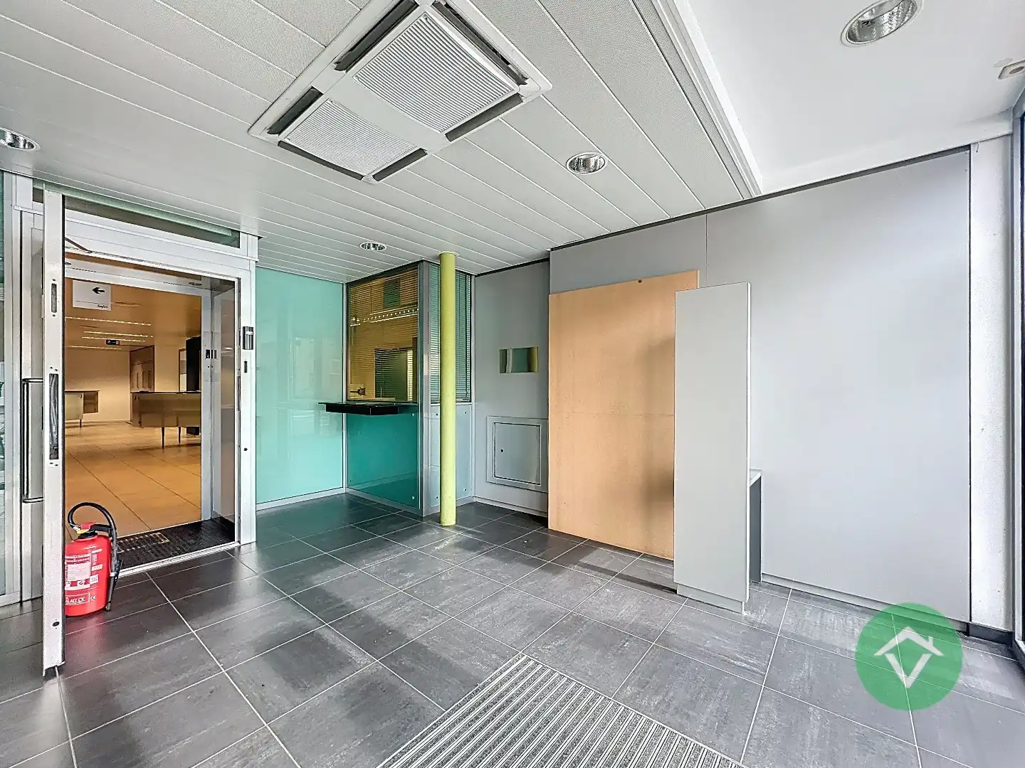 Commerciële toplocatie in Vleteren met burelen, vergaderruimtes en parking foto 4