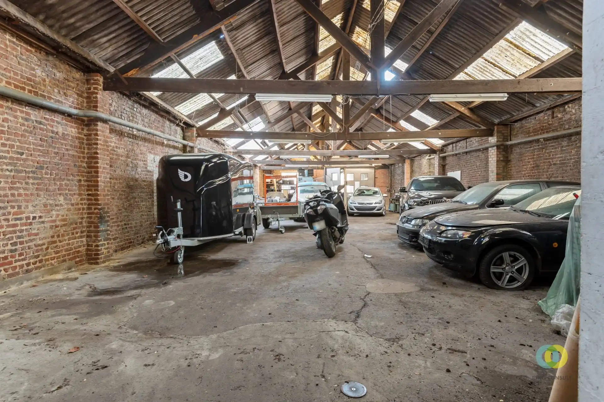 Bedrijfspand met loods, kantoor en appartement foto 3