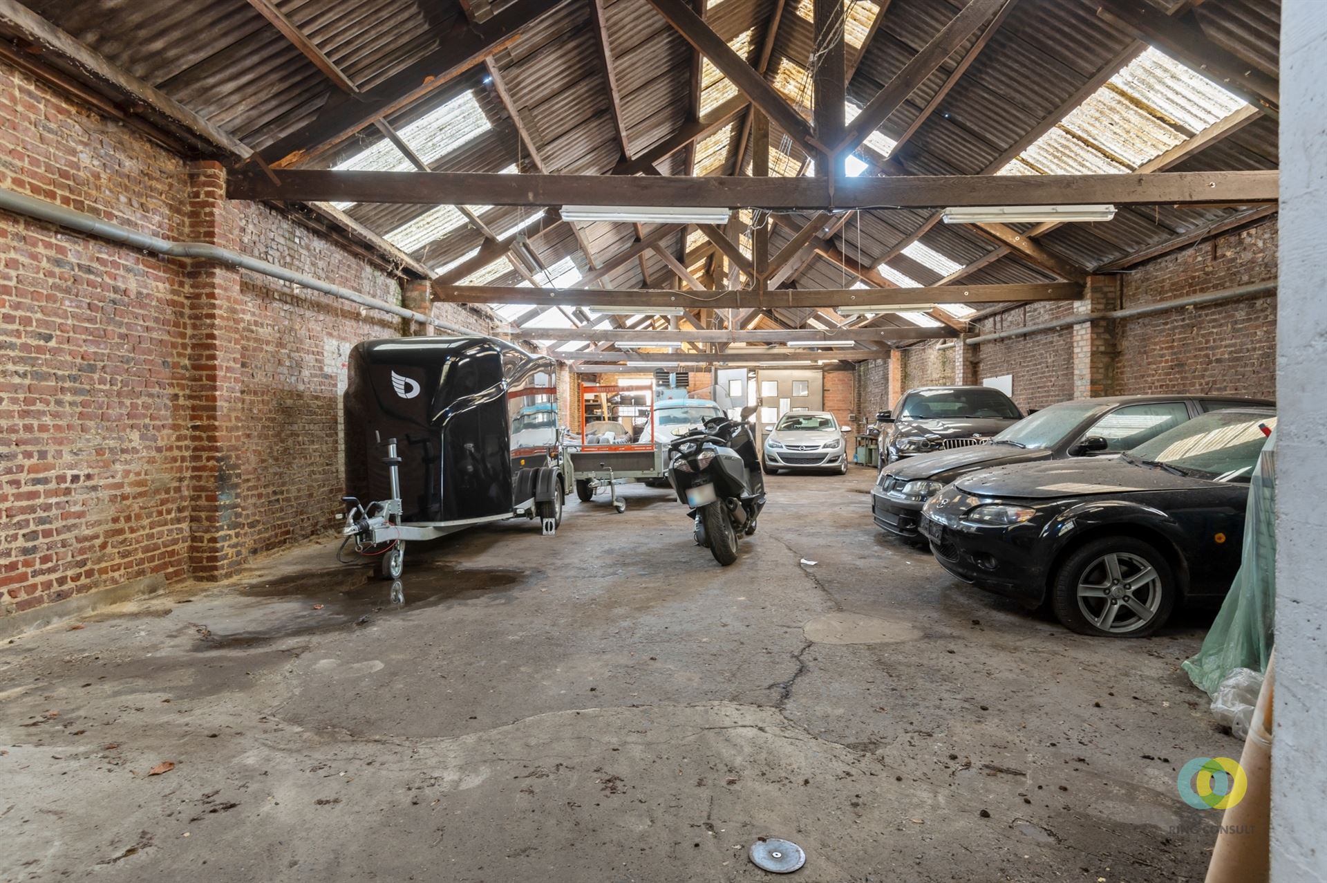 Bedrijfspand met loods, kantoor en appartement foto 3